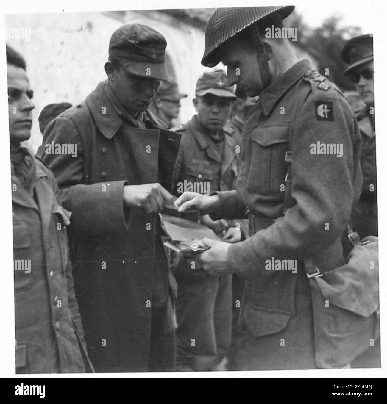 Deutsche Gefangene in Nordafrika werden nach der Gefangennahme von einem Geheimdienstoffizier der britischen Armee untersucht. Stockfoto