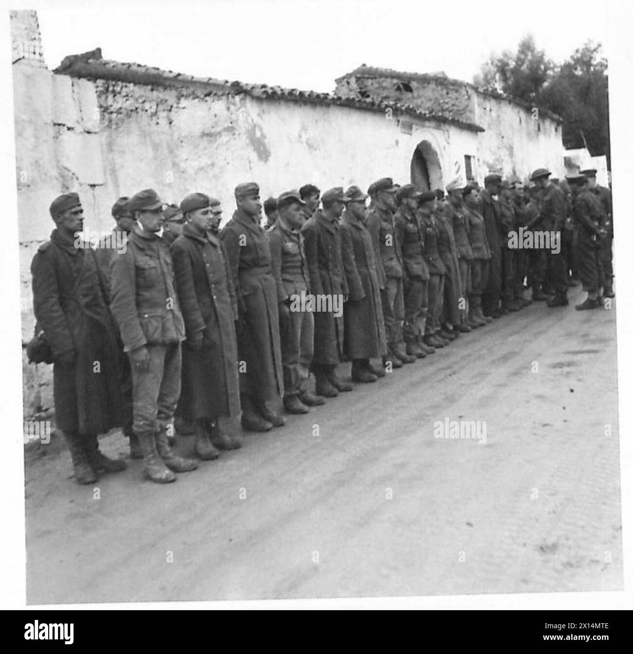 Deutsche Kriegsgefangene, die in Nordafrika gefangen genommen wurden, werden während des Zweiten Weltkriegs von einem britischen Armeeoffizier angestellt und verhört Stockfoto