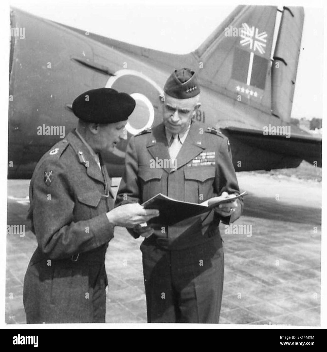 Amerikanische Offiziere und Soldaten erhielten britische Auszeichnungen auf einem Flugplatz, während Feldmarschall Montgomery General Omar Bradley traf. Britische Armee, 21. Armeegruppe, anwesend. Stockfoto
