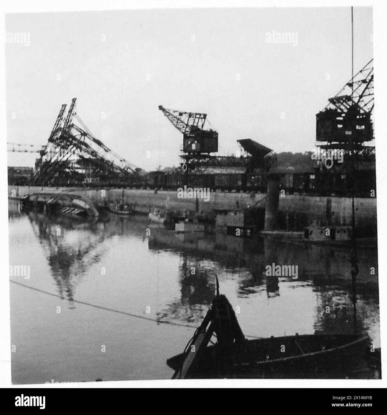 Versunkene Schiffe im Hafen von Dieppe sind zu sehen, wo die Alliierten trotz der Wracks schnell die Nutzung des Hafens bei Operationen der 21. Armeegruppe der britischen Armee wiederherstellten. Stockfoto