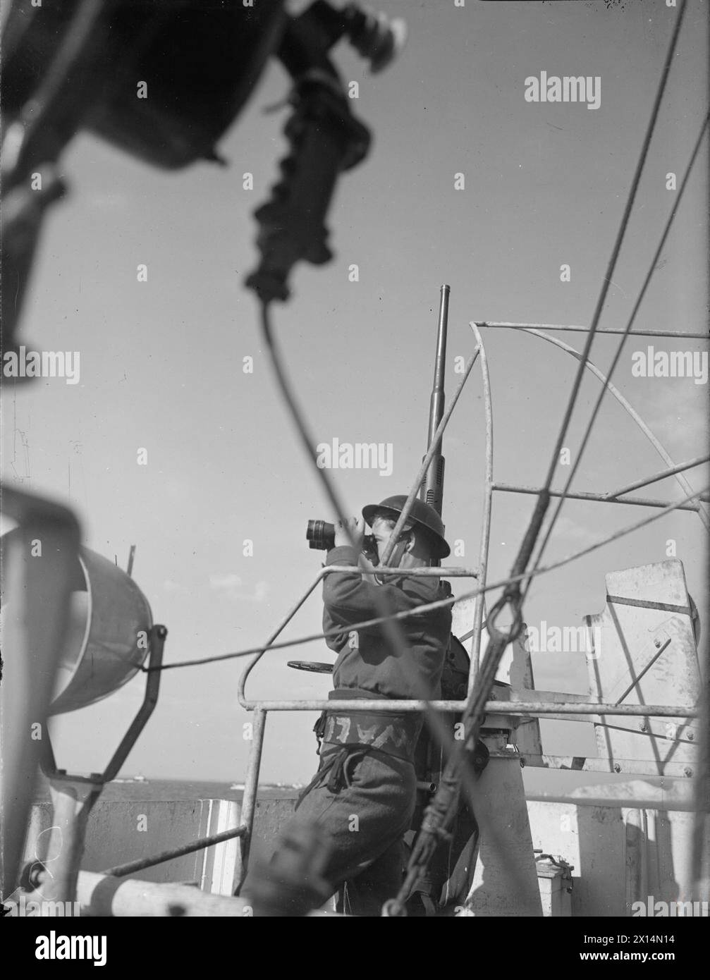 FLOTTENÜBUNGEN VOR DER INVASION. VOM 1. BIS 5. MAI 1944 AN BORD DER LC(G) 17 IM ENGLISCHEN KANAL VOR DER ISLE OF WIGHT. - Marine A T Wallis, 19 Jahre alt, aus Chorley, Lancs, bei der Oerlikon-Waffe Stockfoto