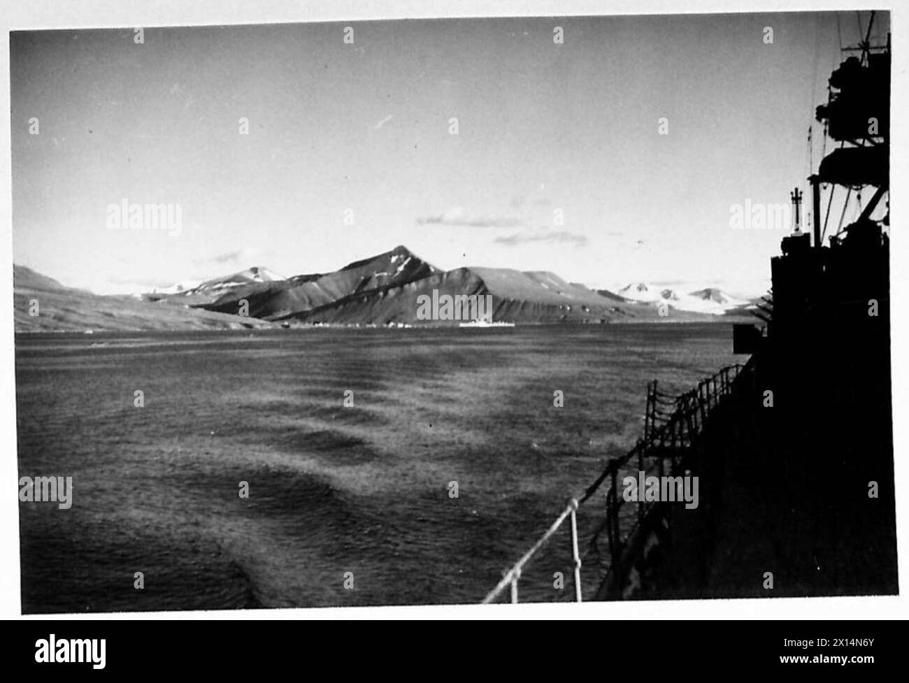 Eine norwegische Siedlung auf Spitzbergen wird vom Kreuzer Aurora während Operationen der britischen Armee beobachtet. Stockfoto