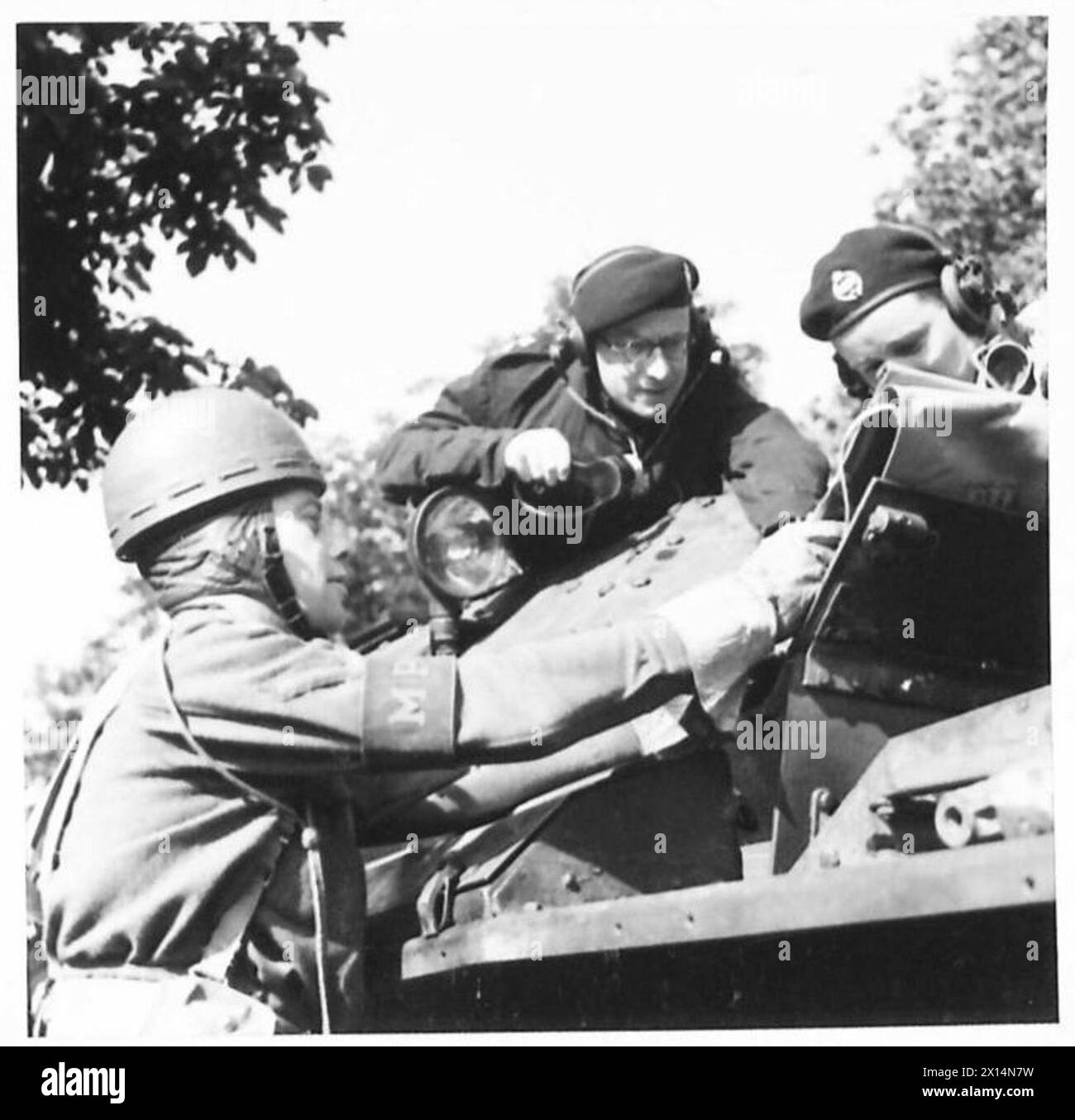 PANZER HABEN EINE SPEZIALPOLIZEI - Ein Polizist leitet einen Staffelführer der Britischen Armee Stockfoto