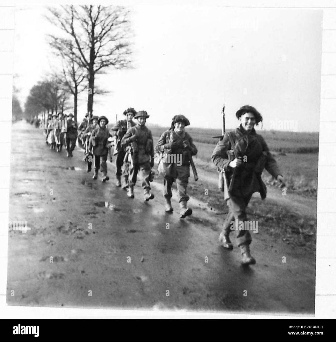 Das 1st Battalion Royal Norfolk Regiment rückt unter der britischen 21st Army Group in Richtung Vorwärtspositionen in Wanssnm vor. Stockfoto