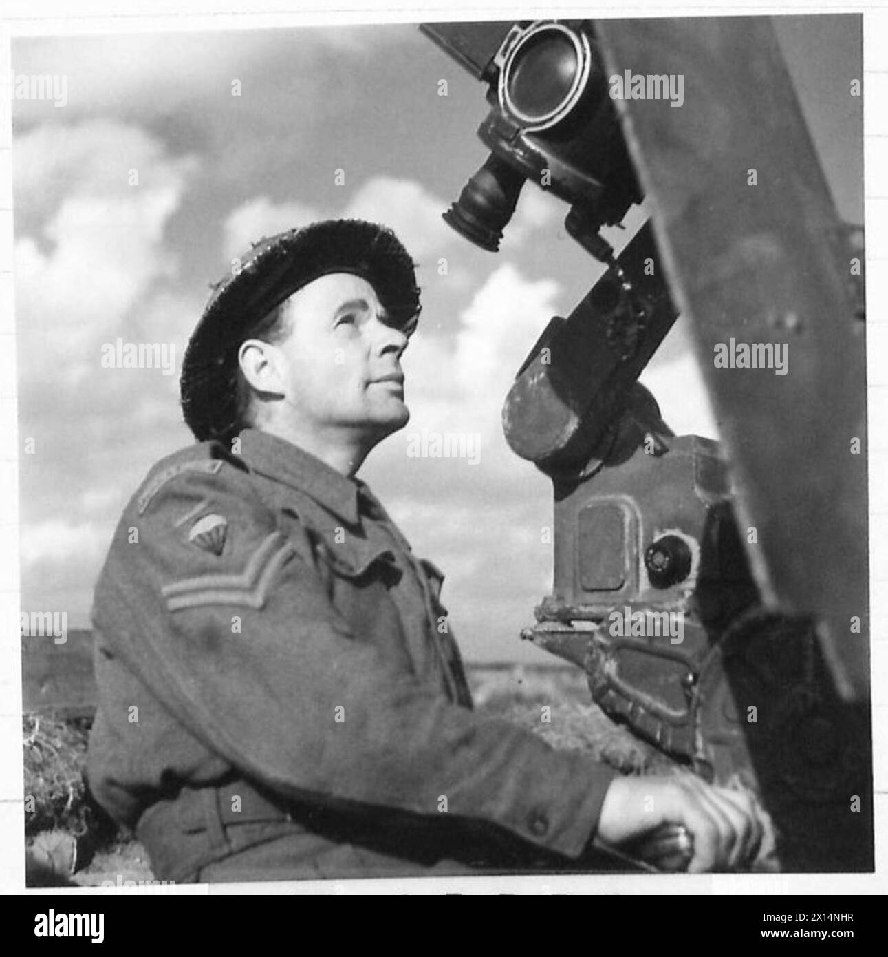 Corporal Marines Franchimont aus Middleburg, Zeeland, dient als Flugabwehrschütze in Holland mit einem Team niederländischer Soldaten in der britischen 21. Armeegruppe. Stockfoto