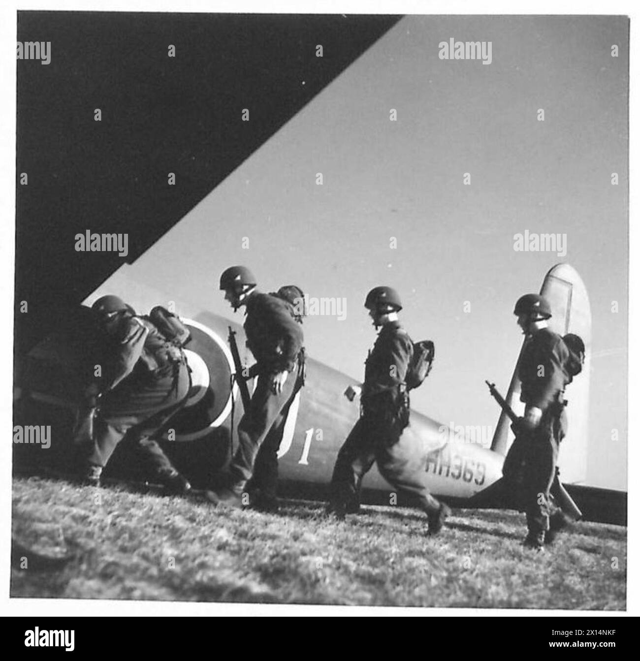 Fallschirmjäger, die Hotspur-Segelflugzeuge bei Flugübungen besteigen Stockfoto