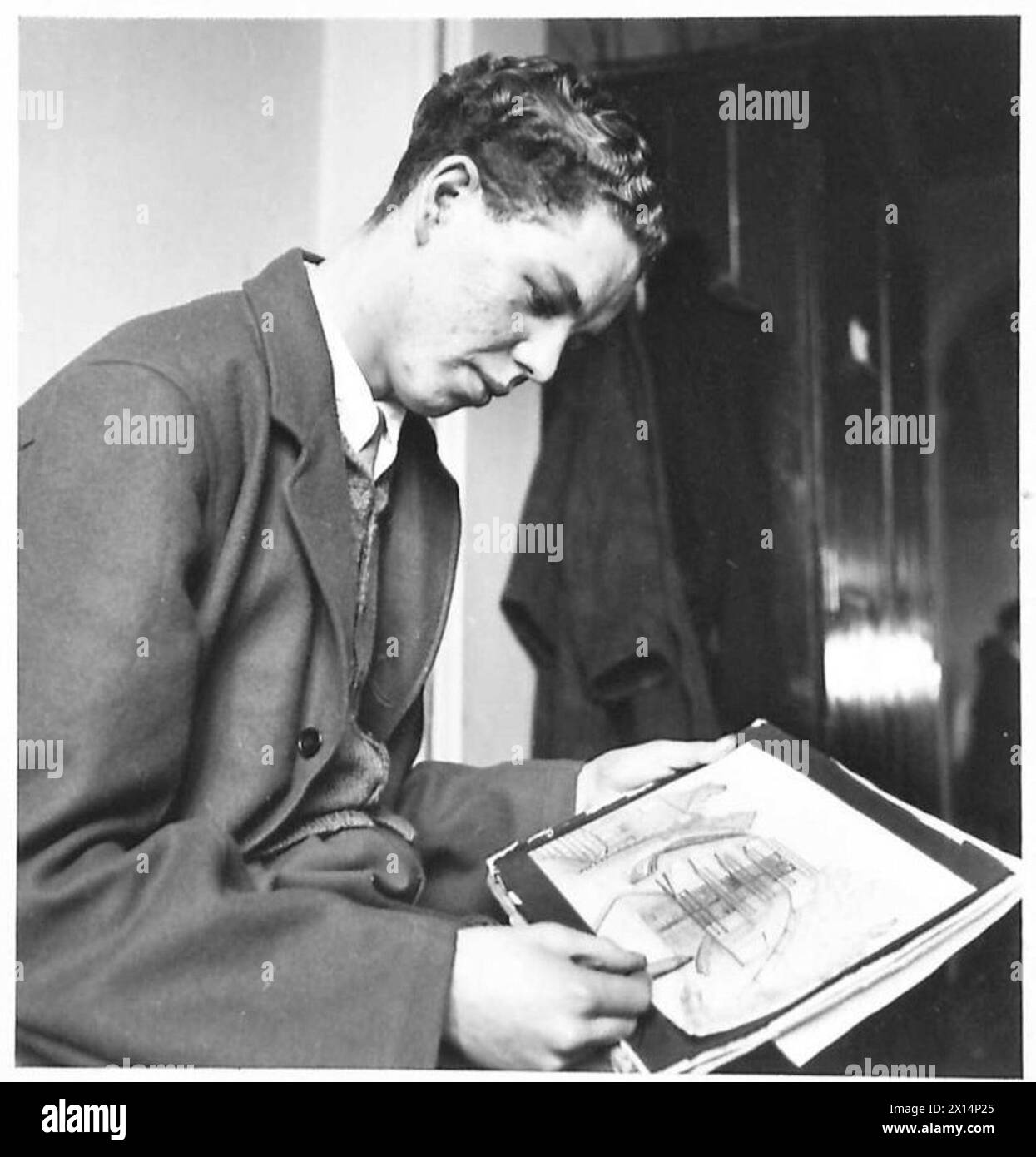 KRANKENHAUSPERSONAL UND PAITENTS MACHEN WEIHNACHTSGESCHENKE - Corporal L. Hardwick, R.A.F., beschäftigt bei einer Zeichnung. Seit seiner Zeit als Patient im Krankenhaus British Army wurde ihm Zeichnen beigebracht Stockfoto
