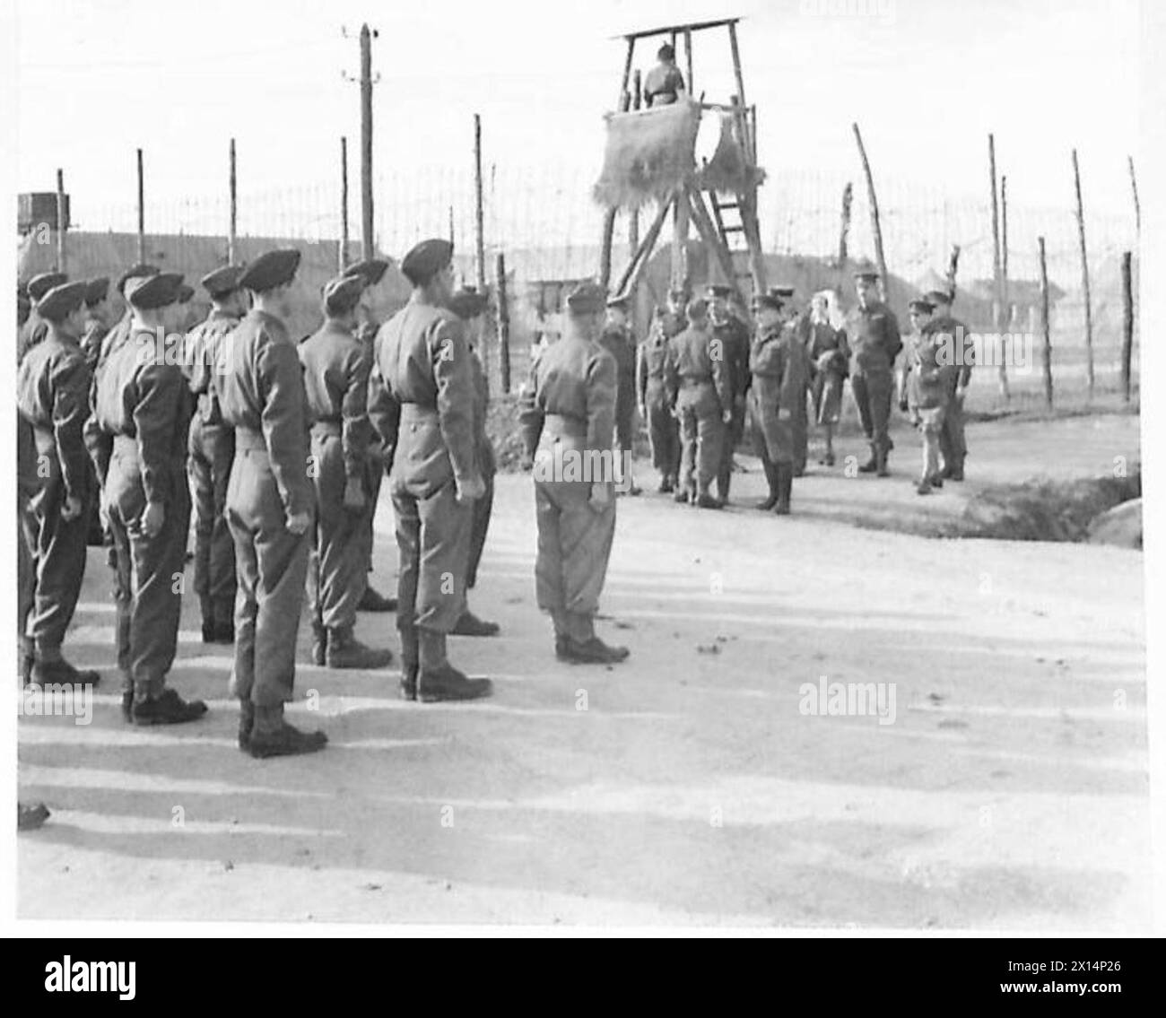 In Nordafrika inspiziert der Generaldirektor für medizinische Dienste während des Krieges das Personal des Allgemeinen Krankenhauses 99. Stockfoto