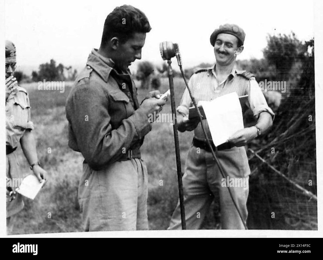 Gunner J.N.C. Beningfield von Empangani Rail, Zululand, Südafrika, zeichnet eine persönliche Nachricht auf, während er bei der 8. Armee diente. Stockfoto