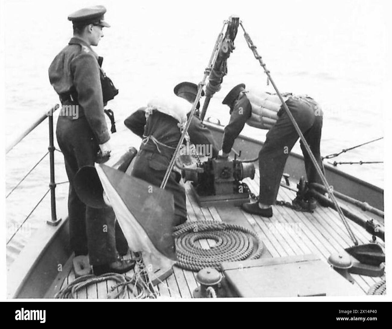 Marineeinheiten der Armee bereiten sich auf den Weg vor, indem sie den Anker mit einer Handwinde wiegen. Stockfoto