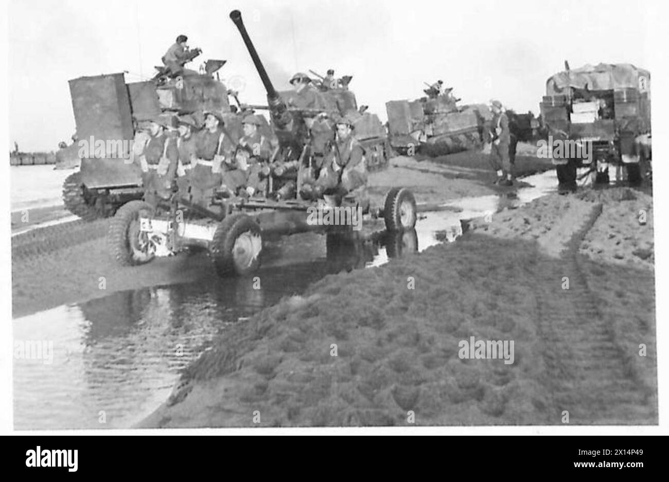 Flugabwehrschützer überwachen den Himmel, während alliierte Panzer während einer Landung südlich von Rom, die von der britischen Armee durchgeführt wird, entladen werden. Stockfoto