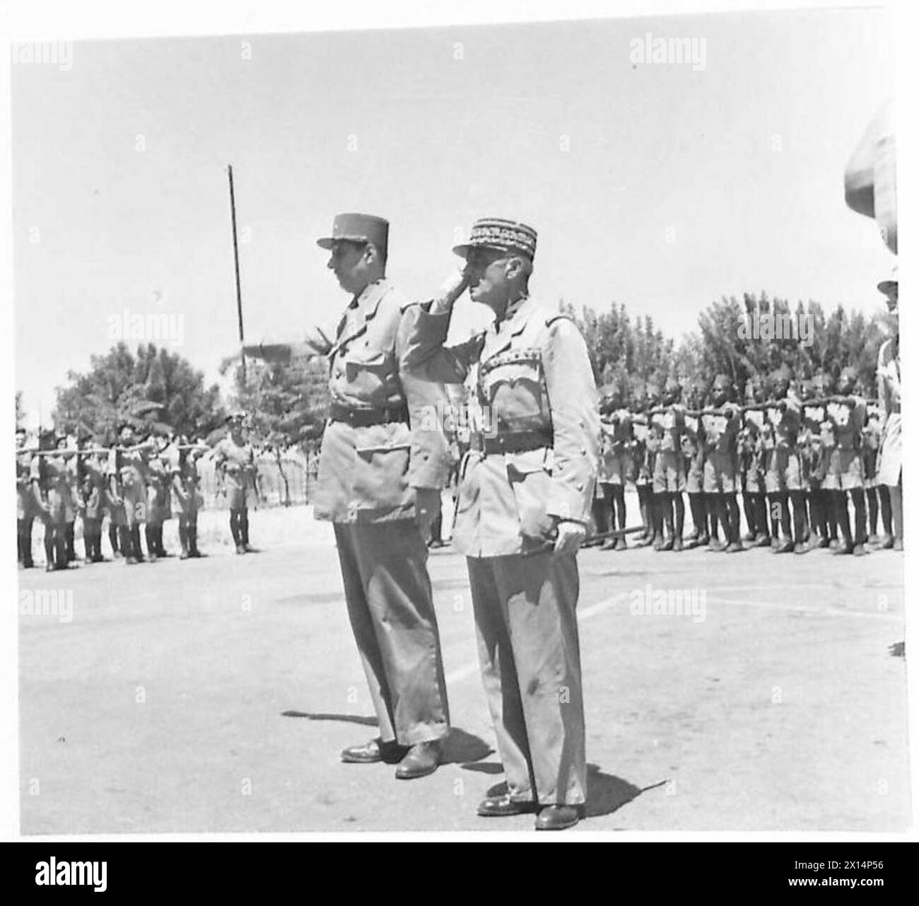 Die Generäle de Gaulle und Catroux werden bei der Ankunft in Beyrouth gezeigt. Stockfoto