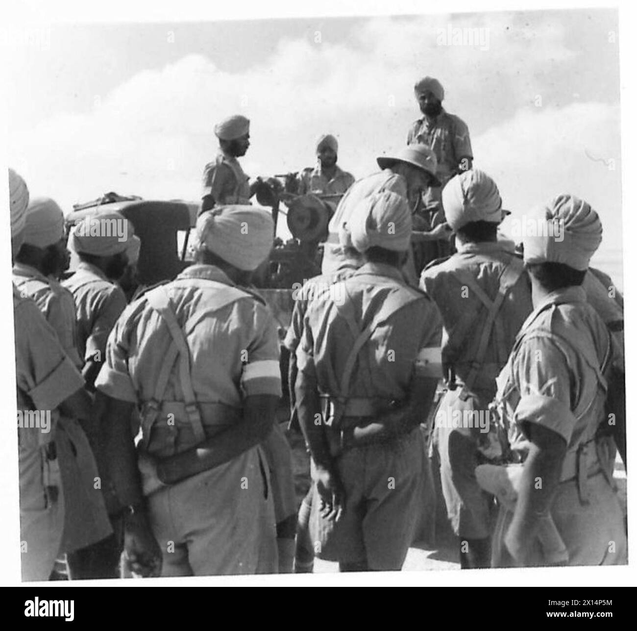 Personal des Indian Signal Corps erhalten eine Demonstration über den Einsatz eines auszahlbaren LKW während der Linienverkehrsunterweisung durch die britische Armee. Stockfoto