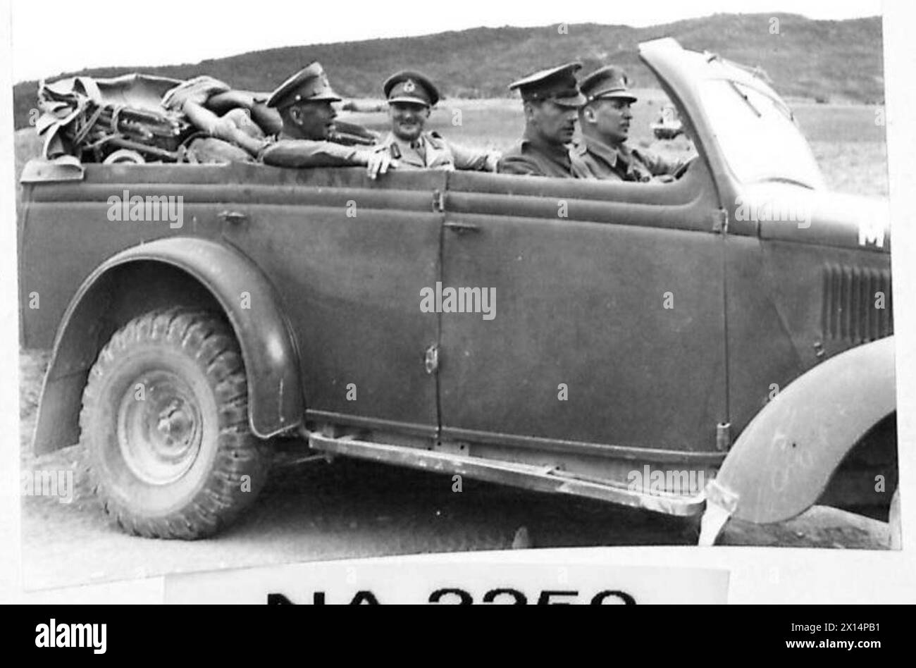 General Alexander, stellvertretender Oberbefehlshaber der Nordafrikanischen Streitkräfte, besucht Generalmajor Keightley von der 6. Panzerdivision, um eine Militärkonferenz über Operationen und Koordinierung abzuhalten. Stockfoto