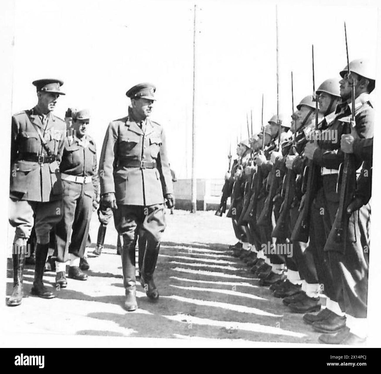 Feldmarschall Alexander inspiziert eine Ehrenwache der italienischen Militärpolizei in einer Ausbildungsschule während der Operationen der britischen Armee. Stockfoto Feldmarschall Alexander inspiziert eine Ehrenwache der italienischen Militärpolizei in einer Ausbildungsschule während der Operationen der britischen Armee. Stockfoto