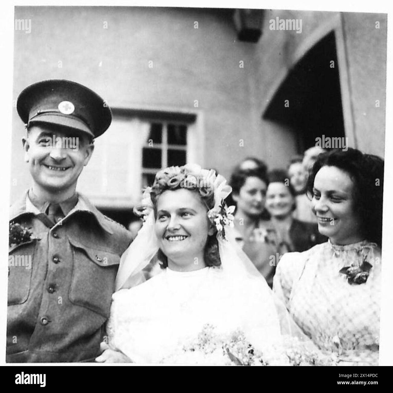 Edward Quatrucci, Mitglied der britischen Roten Kreuz-Kommission, heiratete nach der Befreiung die ehemalige Insassin Bergen-Belsen Antonia Suchecka in einer kleinen Lagerkirche, nachdem sie sich während der Hilfsarbeiten des Lagers getroffen hatte. Stockfoto