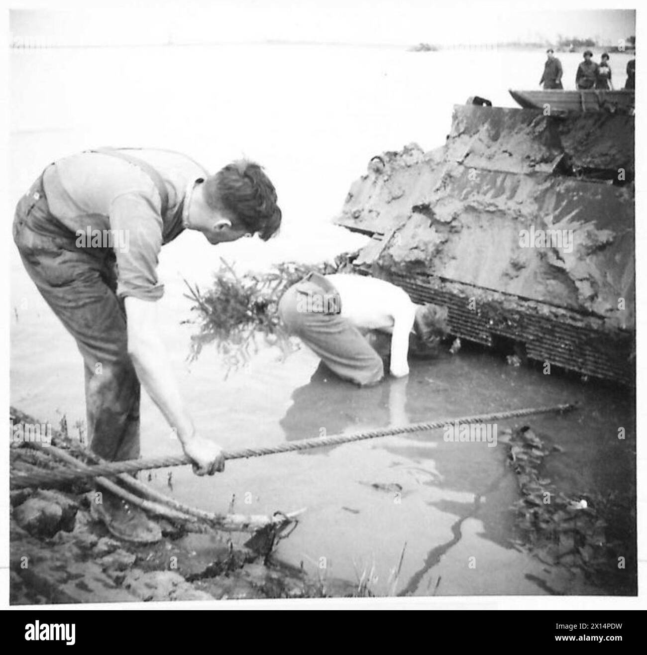 Corporal Pattison aus Yorkshire installiert ein neues Kabel an einem Panzer, der während der Überquerung des Rheins mit Kampfschiffen eingesetzt wurde. Stockfoto
