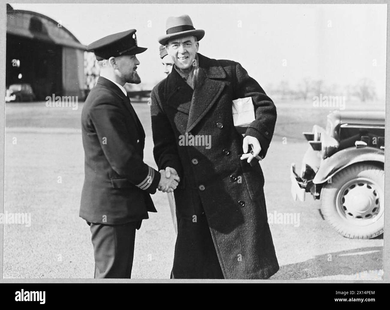 Sir Stafford Cripps fliegt mit dem Flugzeug nach Indien und schüttelt Captain O.P. Jones, dem Piloten des Flugzeugs, die Hand. Stockfoto