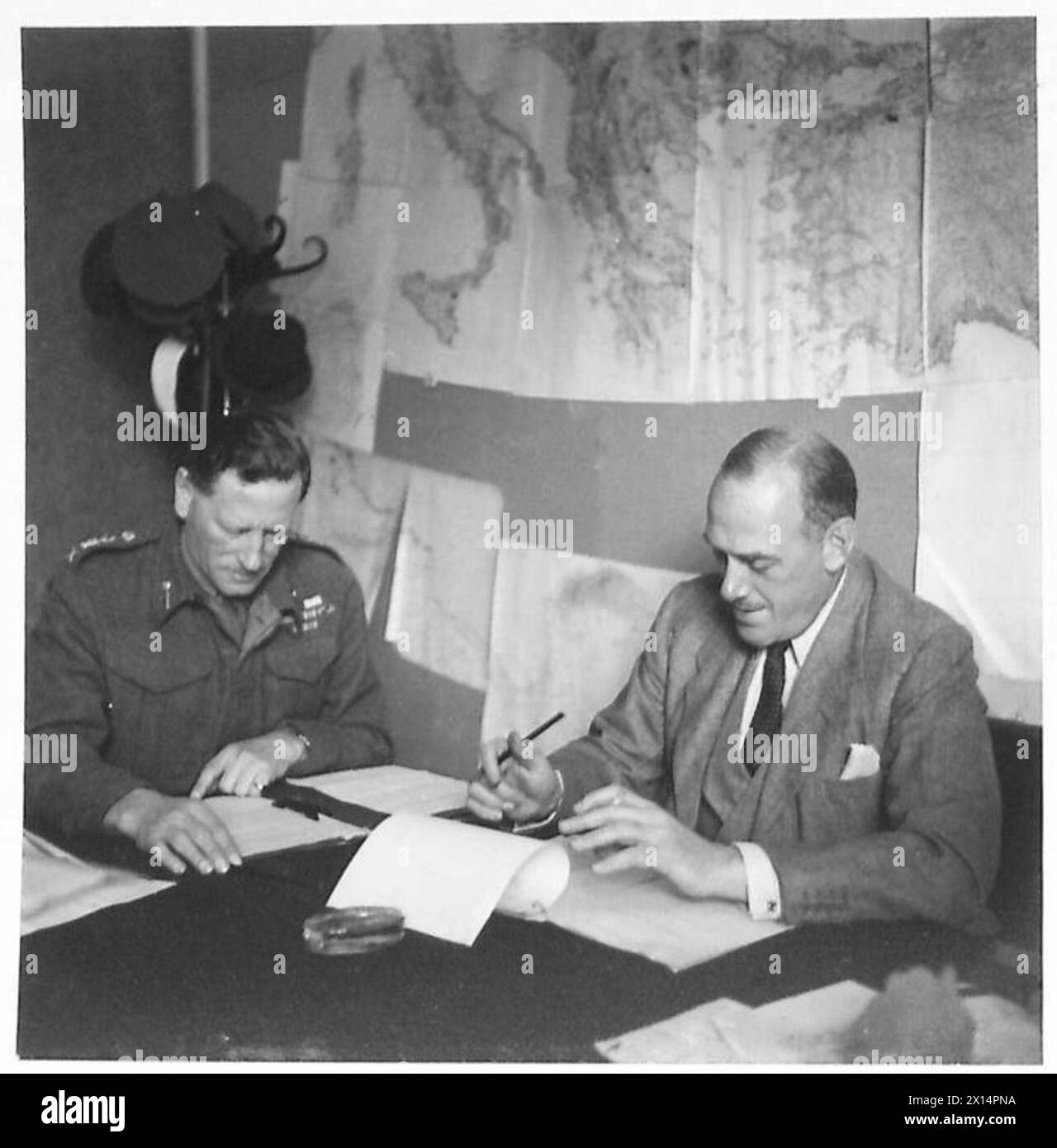General Auchinleck, C-in-C, trifft sich mit dem Staatsminister im Middle East war Council der British Army. Stockfoto