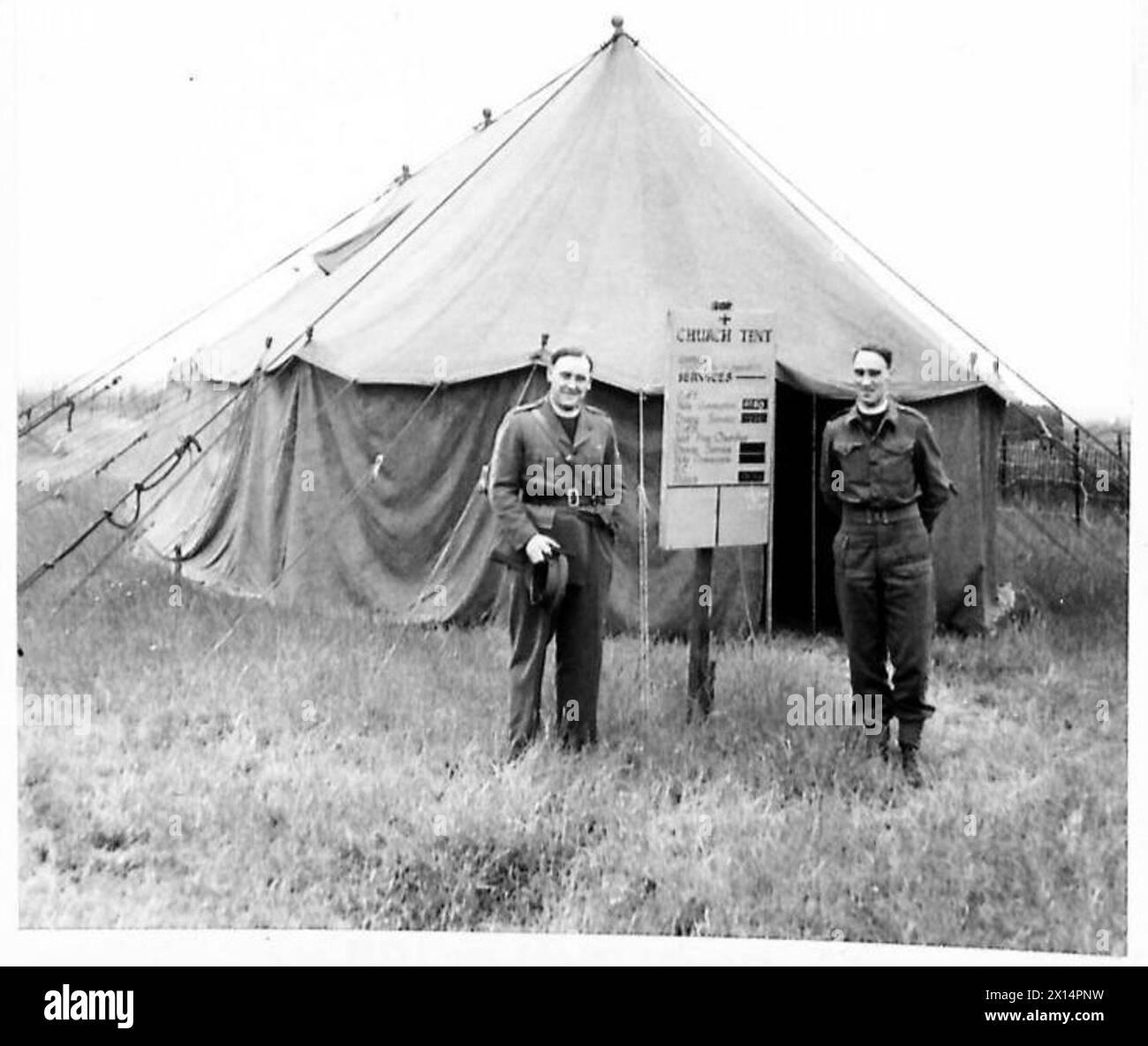 KIRCHENZELTE UND -HALLEN - Fotos zeigen die Kirchenzelte und -Hallen im Marshalling-Bereich der British Army Stockfoto