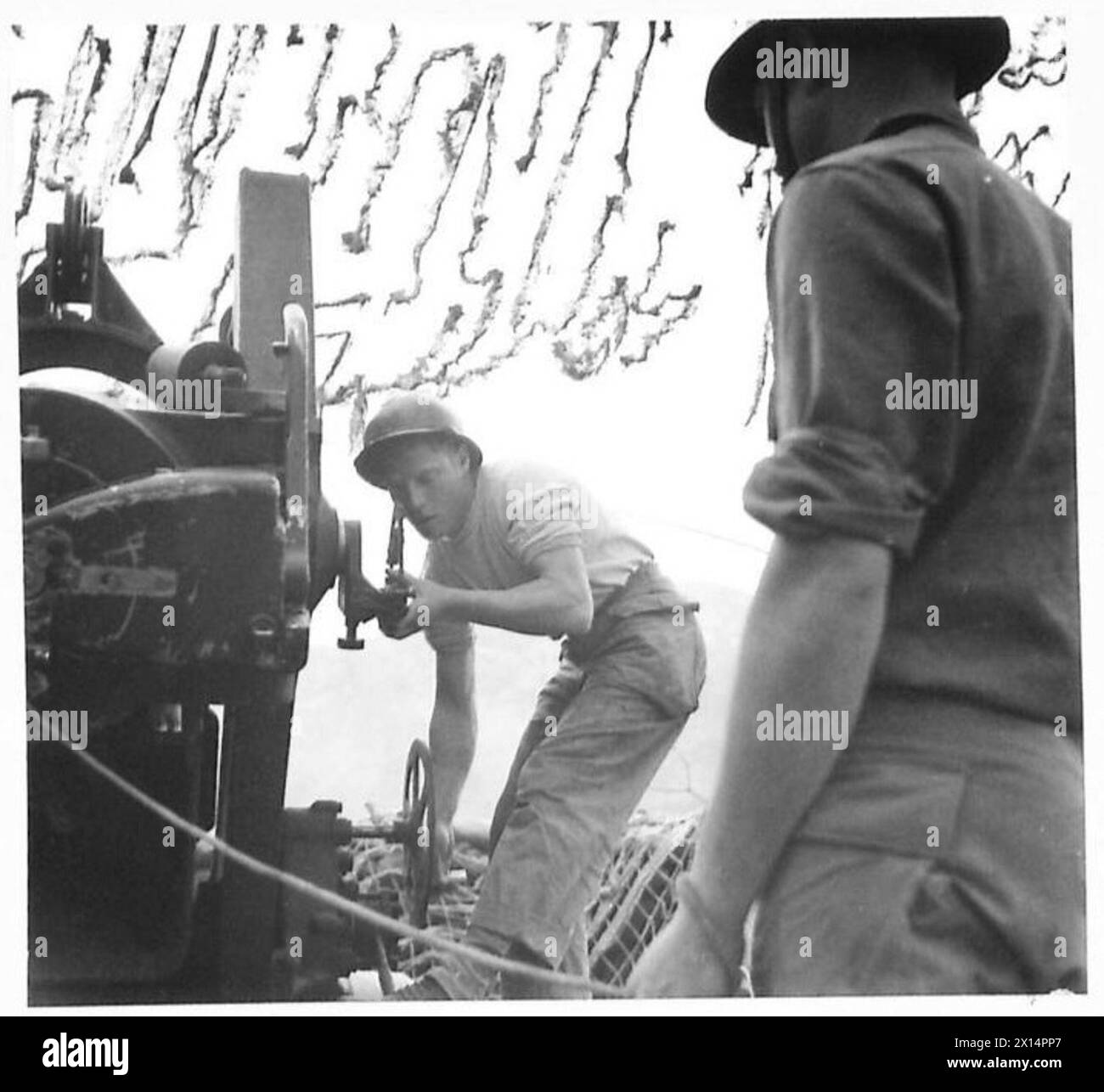 Im französischen Sektor wird eine Waffe der Fünften Armee durchquert, um auf eine feindliche Munitionsdeponie zu zielen Stockfoto