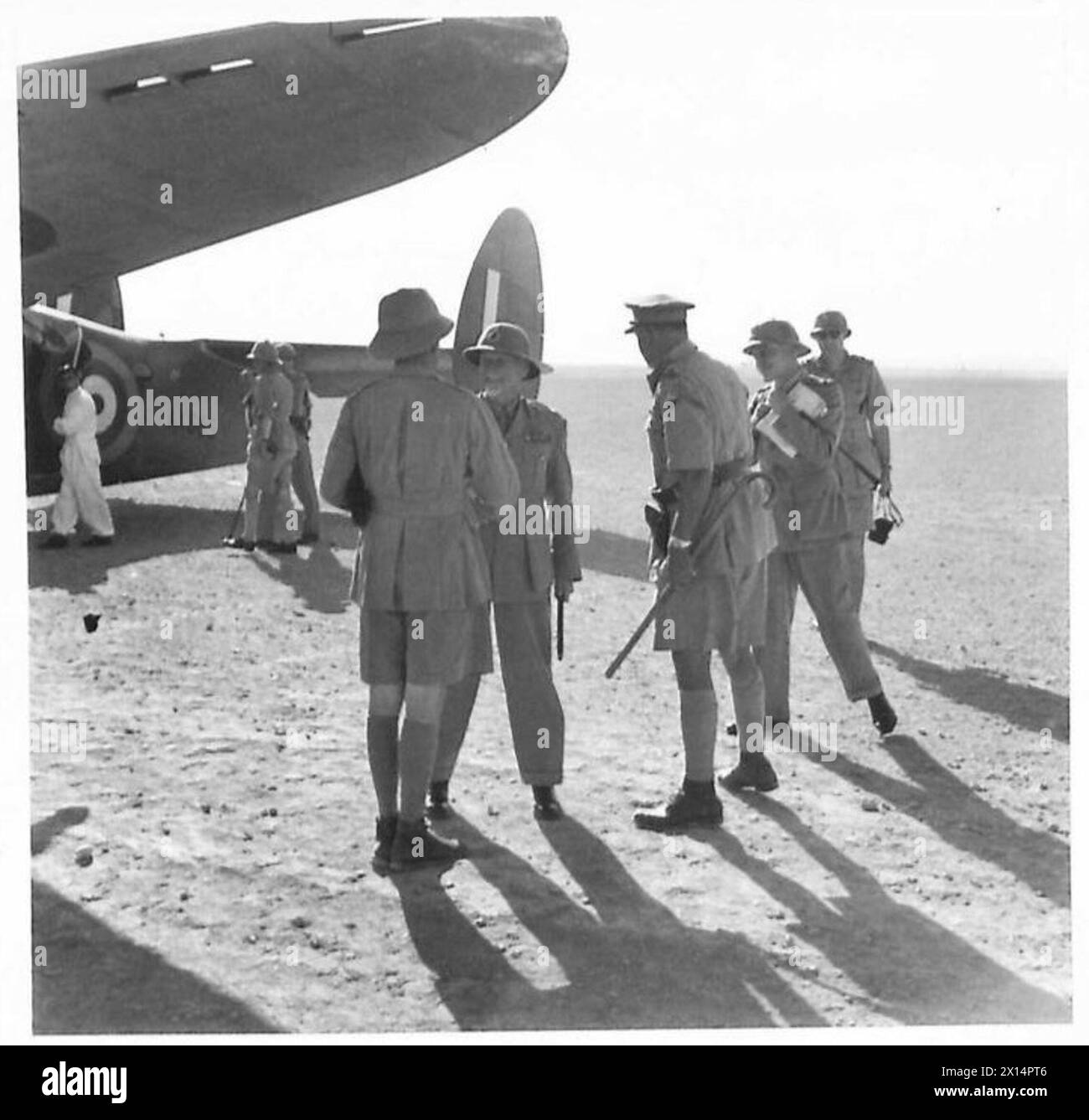 Feldmarschall Smuts wird bei der Ankunft mit dem Flugzeug begrüßt, wenn er südafrikanische Truppen in der Westwüste besucht. Stockfoto