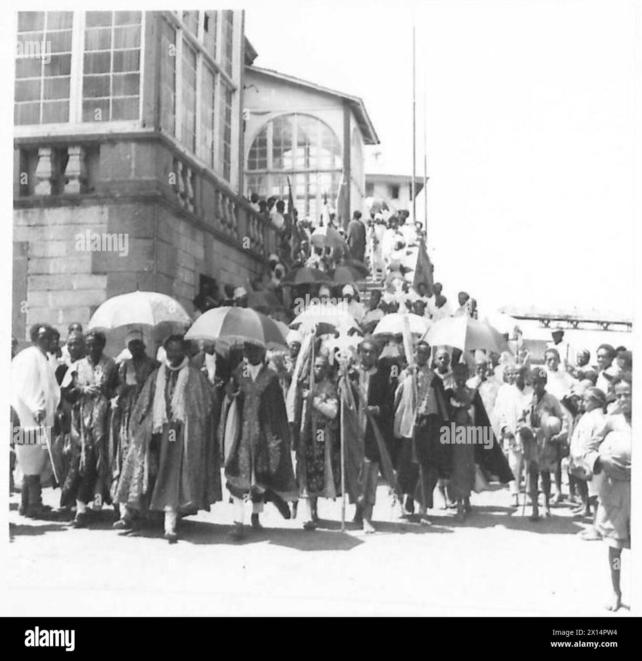 Mitglieder der Abessinierkirche veranstalten in Addis Abeba eine malerische Zeremonie zum Gedenken an die Rückkehr von Kaiser Haile Selassie im Jahr 1941. Das Ereignis markierte die Wiederherstellung der äthiopischen Souveränität nach der italienischen Besatzung. Stockfoto