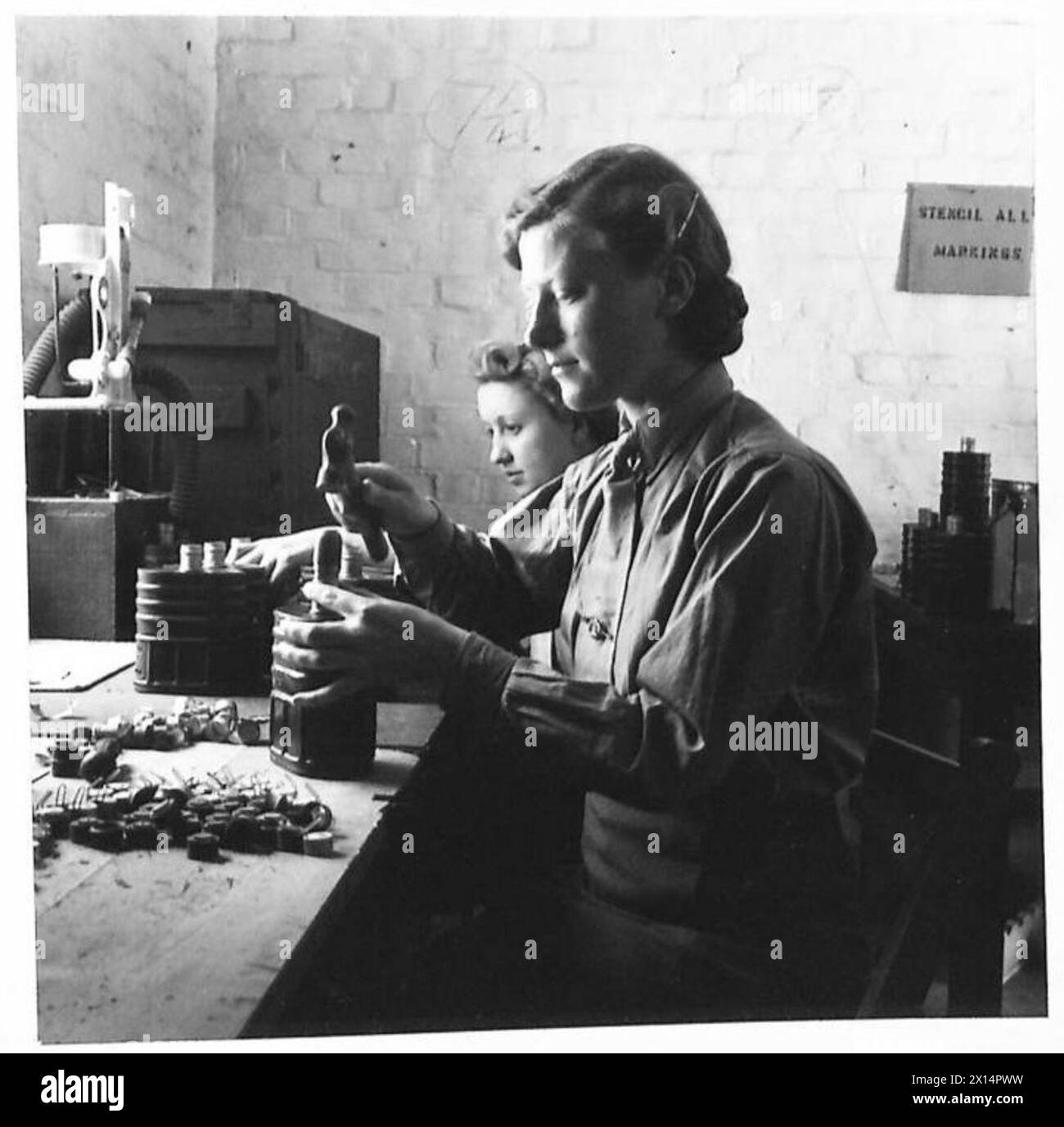 Ein ATS-Zusatzgerät ersetzt die Einlassventile in Atemschutzbehältern im Rahmen der Gerätewartung. Stockfoto