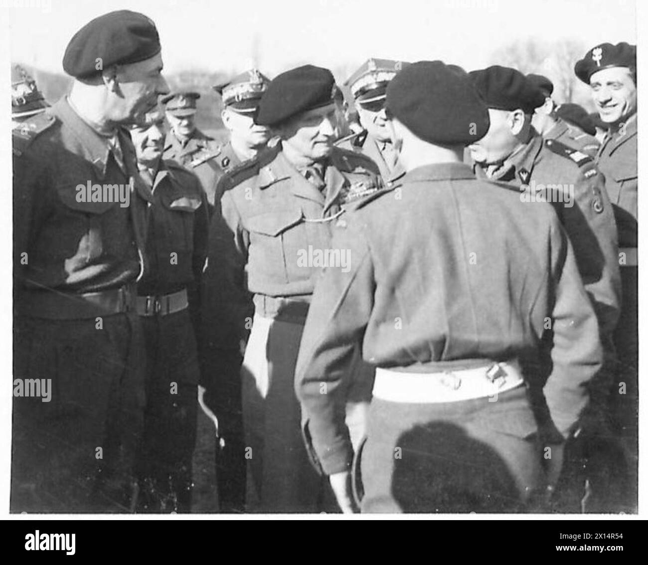 Der private Czesław Jankowski, der früher gezwungen war, mit der 105. Deutschen Division an der Mareth-Linie zu kämpfen, ist heute Teil der polnischen Streitkräfte in Großbritannien. General Bernard Montgomery spricht mit ihm in Galashiels, begleitet von hochrangigen Offizieren wie Maczek, Wieroński und Zając, während einer Tour durch die D-Day-Invasionseinheiten. Stockfoto