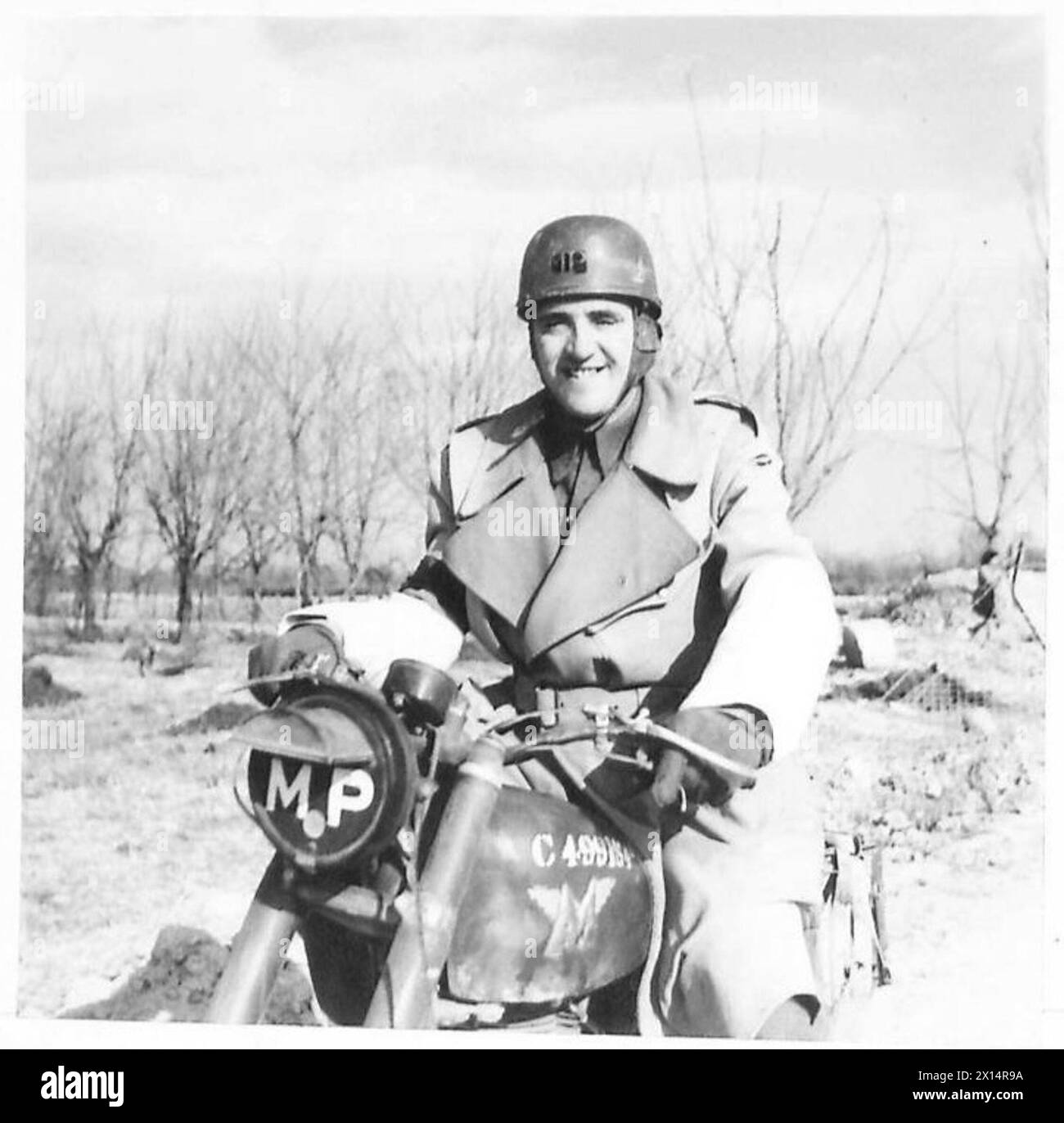 Lance Corporal J.R. Pattison diente bei der 23 Panzerbrigade Provost Company in Nordafrika und zog im Oktober 1943 nach Italien; im Alter von 29 Jahren trat er 1940 der Armee bei, diente bei der 101 Company C.M.P. auf Straßenpatrouille, ist verheiratet mit drei Kindern und arbeitete vor dem Krieg als Gipser. Stockfoto