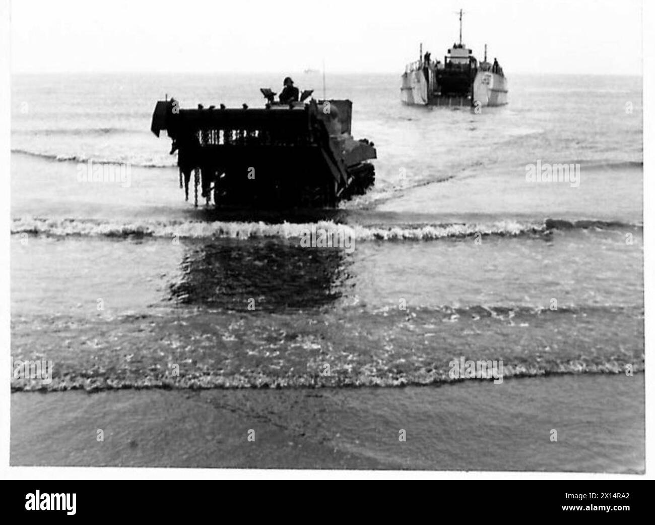 Schlegelpanzer der 79. Panzerdivision greifen Landungsboote und schwere Panzer an. Stockfoto