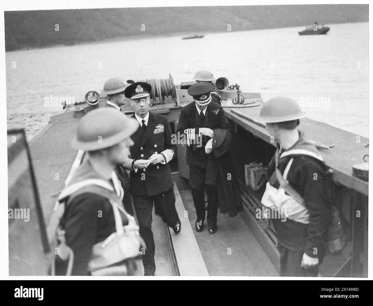 Der König beobachtet Landungsübungen der Armee, indem er während des operativen Trainings an Bord eines Landungsfahrzeugs geht. Stockfoto