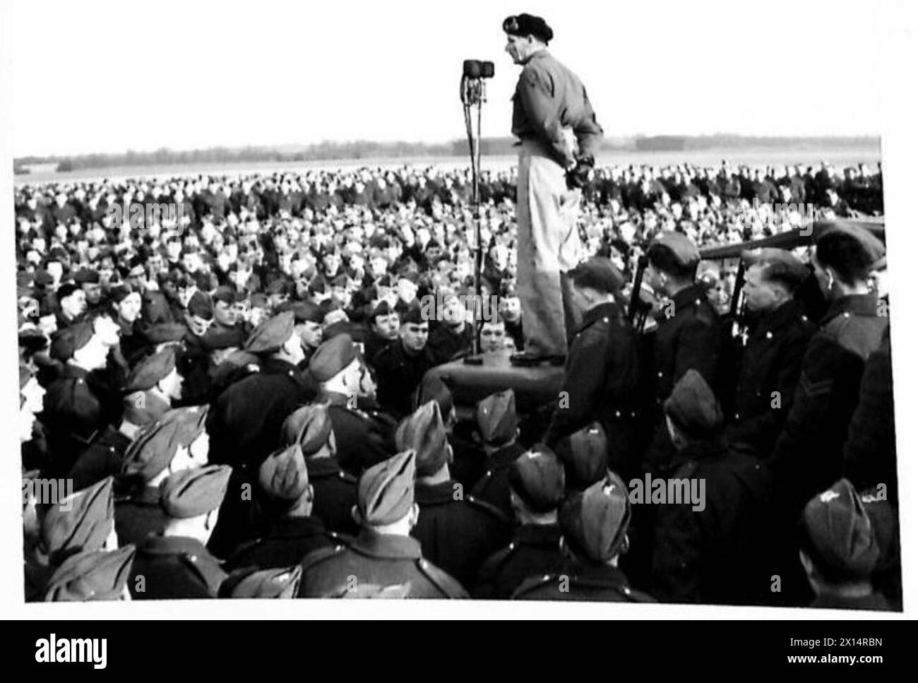 General Montgomery, Oberbefehlshaber, spricht während seiner Truppentour bei Bracla an britischen Truppen. Stockfoto
