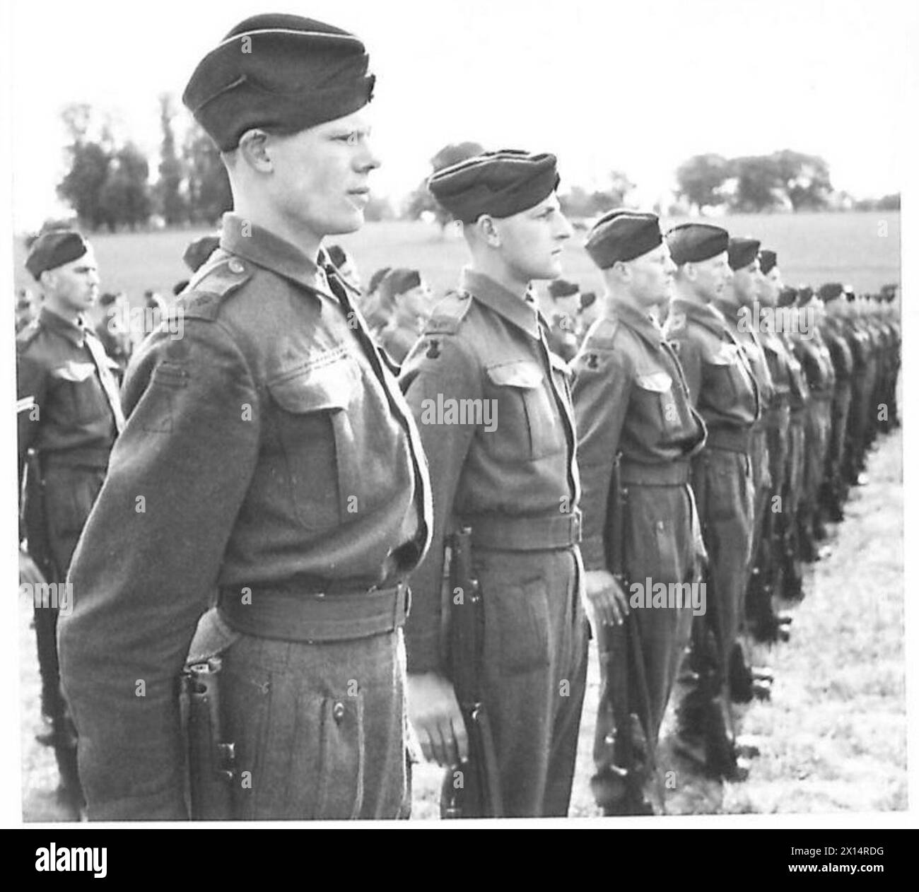 Mitglieder des Royal Berkshire Regiments werden unter Aufsicht der britischen Armee zu einer Parade versammelt. Stockfoto