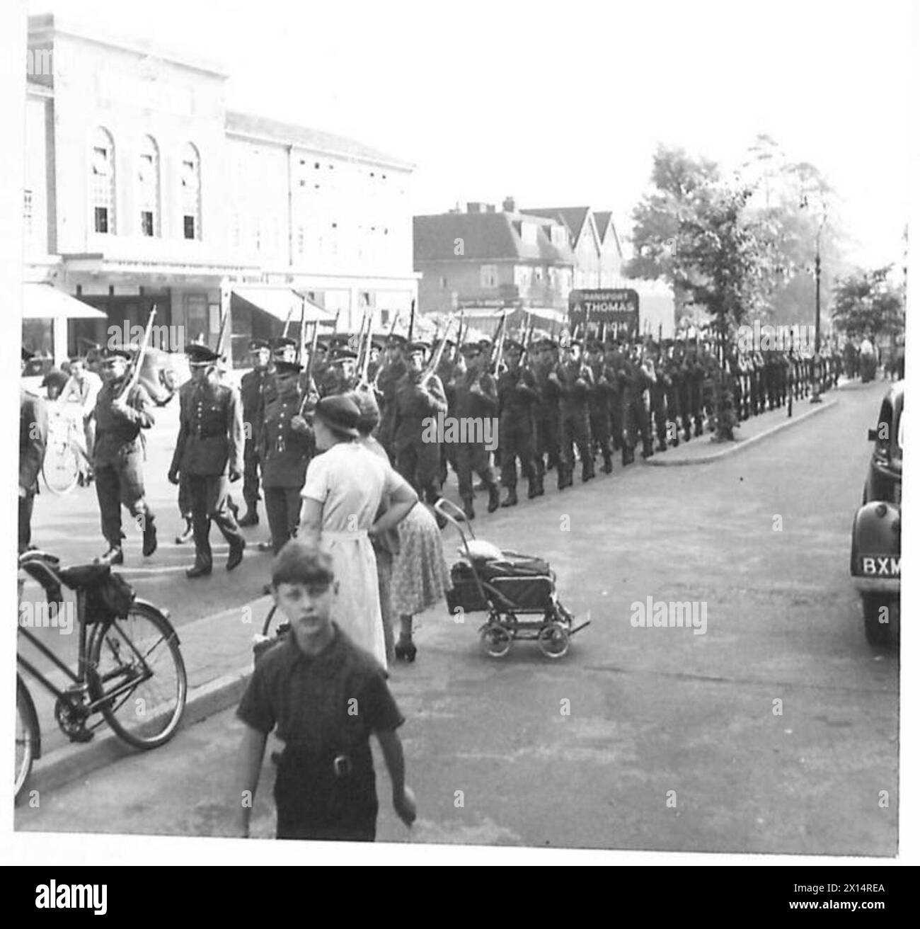 WALISISCHE GARDE MARSCHIERTE ein Trainingsbataillon der walisischen Garde durch eine Stadt im South Eastern Command British Army Stockfoto