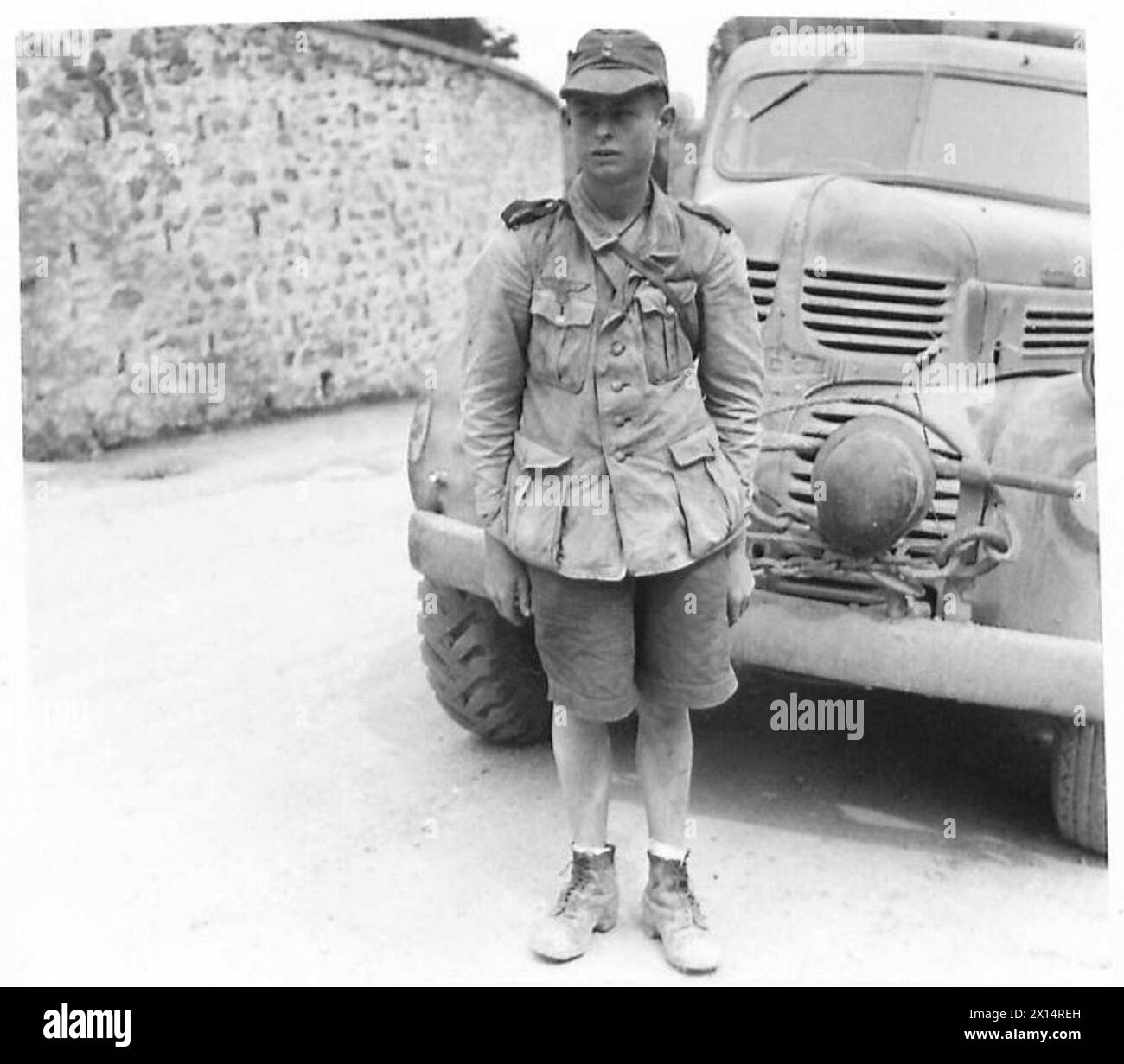 Der Grenadier Werner Fisher, der angeblich 19 Jahre alt ist, gehört zu den Gefangenen, die während der Operationen der britischen Armee in Castiglione, Italien, gefangen genommen wurden. Stockfoto Der Grenadier Werner Fisher, der angeblich 19 Jahre alt ist, gehört zu den Gefangenen, die während der Operationen der britischen Armee in Castiglione, Italien, gefangen genommen wurden. Stockfoto