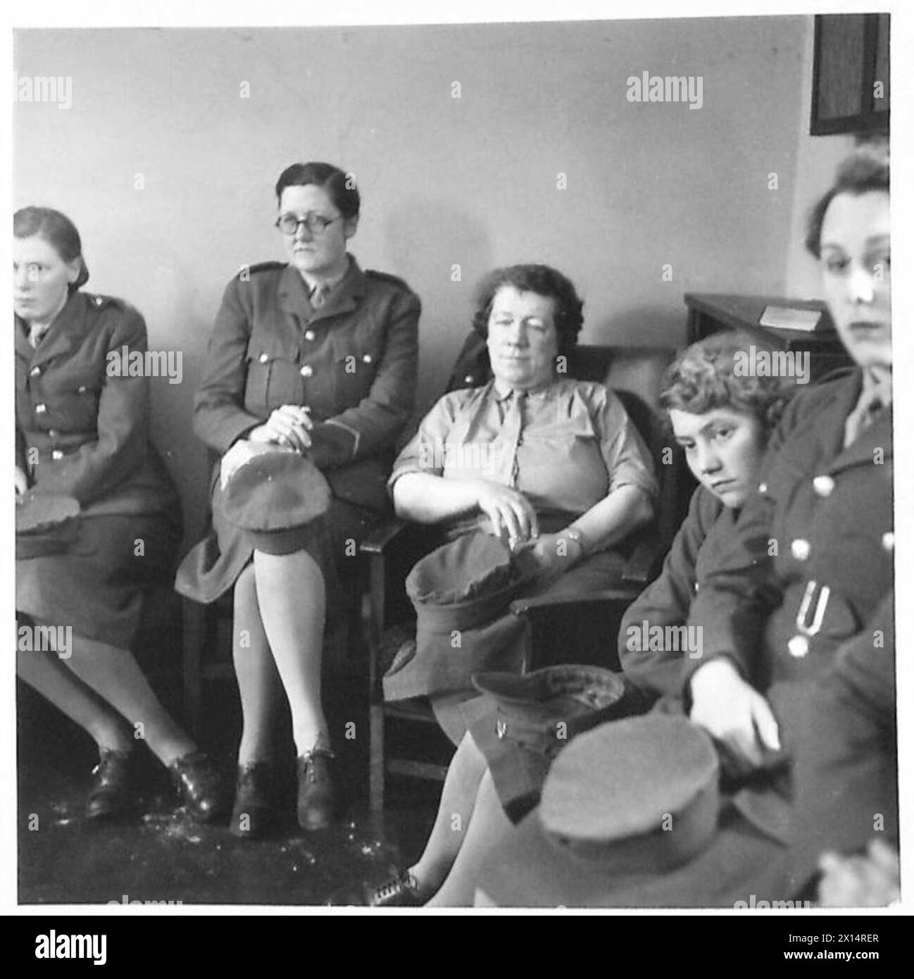 Das ATS-Personal hört zu, wie Junior Commander P. Frankau im Army Bureau of Current Affairs über die Pressefreiheit spricht. Stockfoto