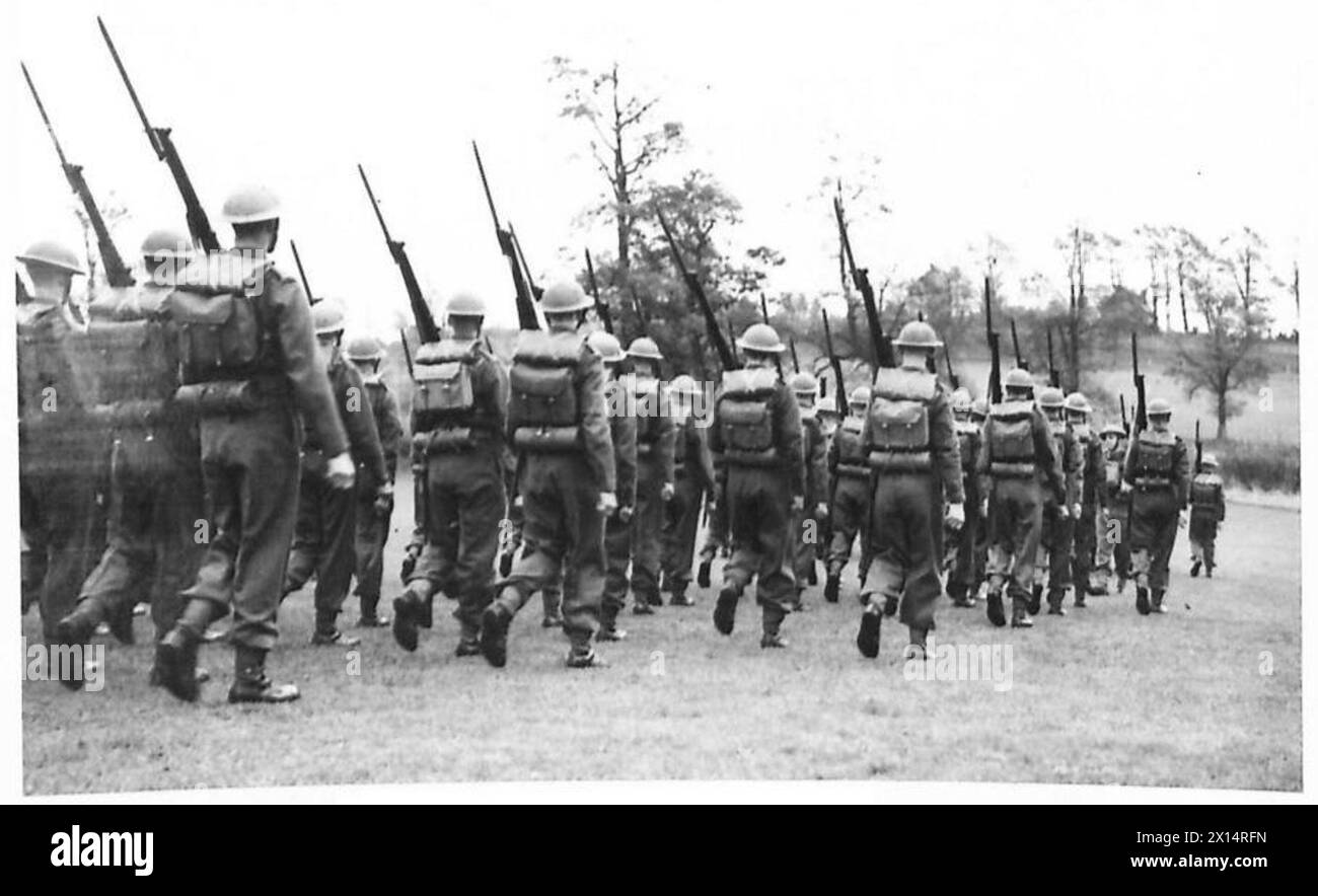 Ein Bataillon der Coldstream Guards pariert in voller Kriegsausrüstung und demonstriert militärische Disziplin und zeremonielle Pflichten. Stockfoto