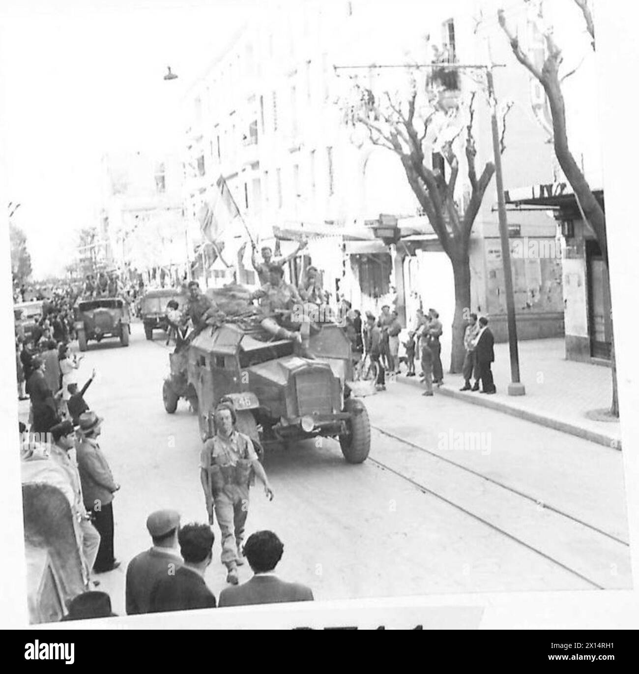 Britische gepanzerte Autos fahren durch die Straßen von Tunis und demonstrieren die Truppenbewegung und die urbanen Operationen während des Vormarsches. Stockfoto