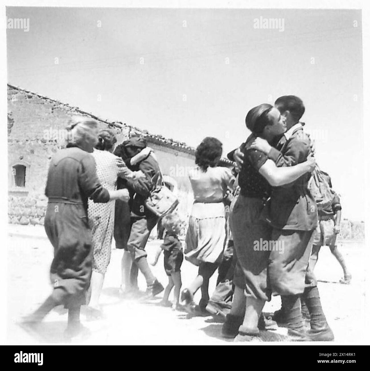 Sizilianische Soldaten werden nach Verhören durch die F.S.S. freigelassen und nach dem Vormarsch der Alliierten in Sizilien in ihre Häuser zurückgebracht. Bilder zeigen, wie Soldaten von ihren Familien in Städten und Dörfern begrüßt werden. Die britische 8. Armee erleichterte den Prozess und markierte das Ende des Militärdienstes für diese Individuen. Stockfoto