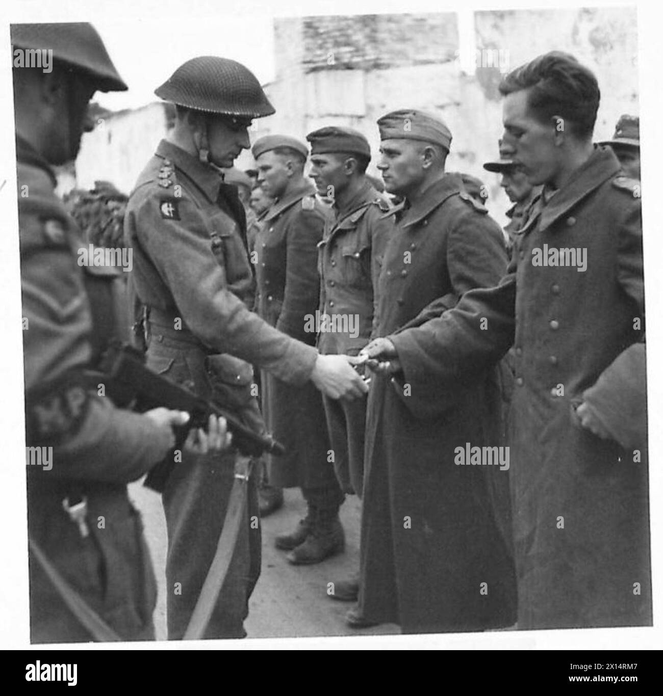 Deutsche Gefangene in Nordafrika werden von einem Geheimdienstoffizier der britischen Armee untersucht. Stockfoto