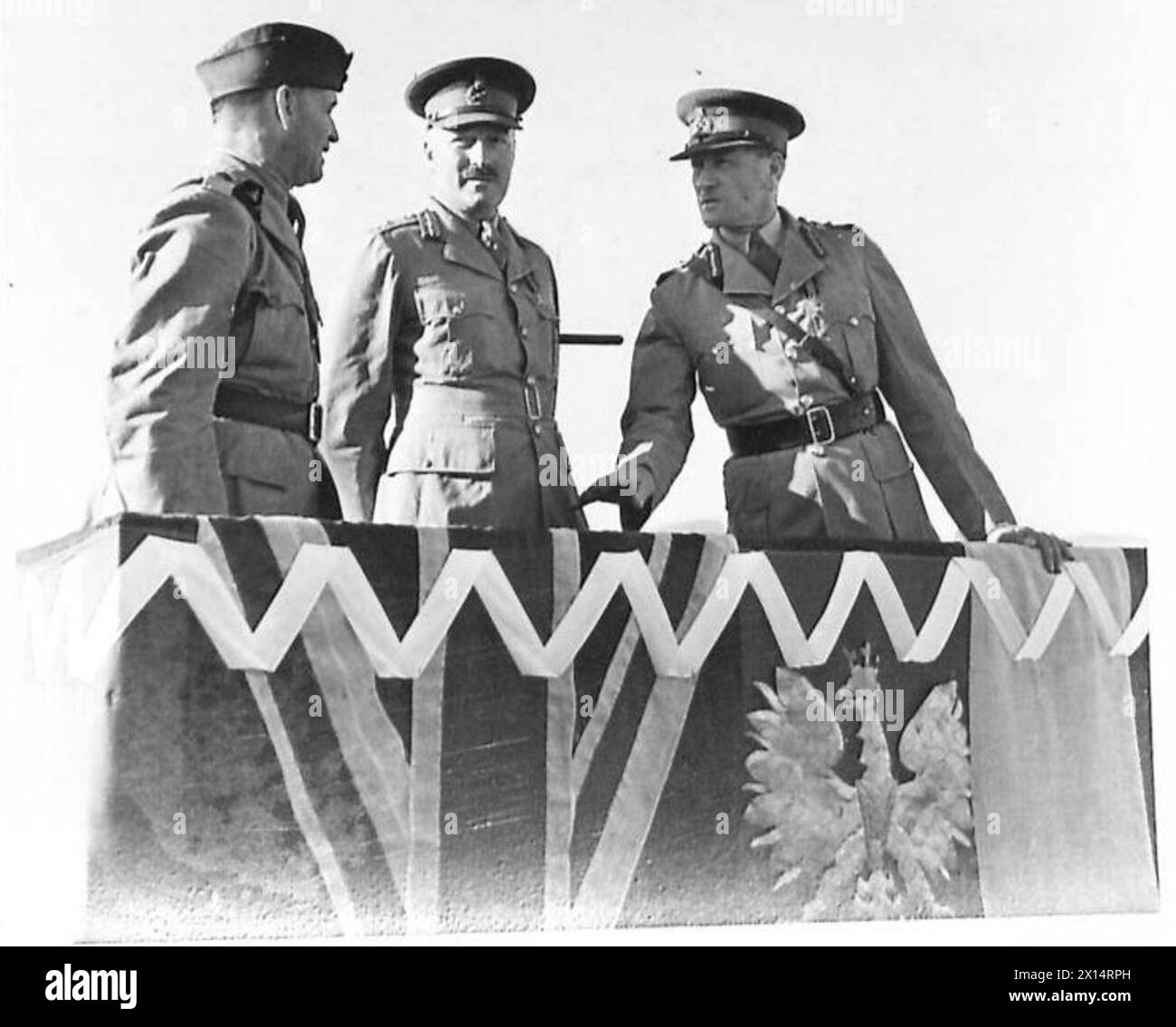 Die Generäle Józef Zając, Neil Methuen Ritchie und Claude Auchinleck wurden in einer Antrittsbasis in der Nähe von Kairo fotografiert, nachdem britische Generäle 1942–1943 Virtuti Militari-Medaillen von General Zając erhielten. Stockfoto