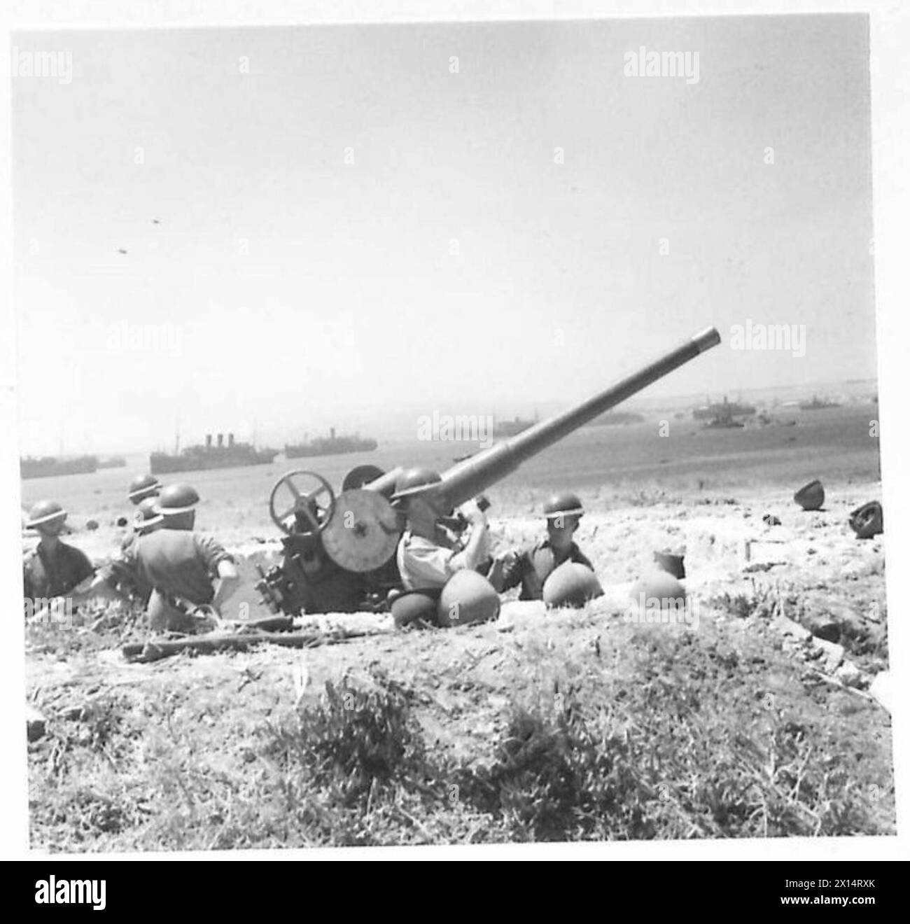 Die Küstenverteidigungspositionen, die den Hafen von Syrakus und die umliegenden Meere kommandieren, werden von einer Küstenbatterie unter Major J. V. Kelly, DSO, British Army, bemannt, nachdem sie von Commandos besiegt wurden. Stockfoto