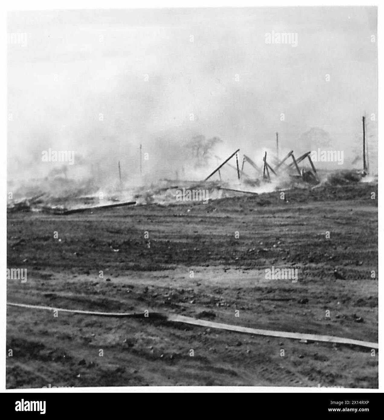 Foto, das die Verbrennung des Konzentrationslagers Bergen-Belsen mit Flammenwerfer während der Operationen der britischen Armee, der 21. Armeegruppe, zeigt. Stockfoto