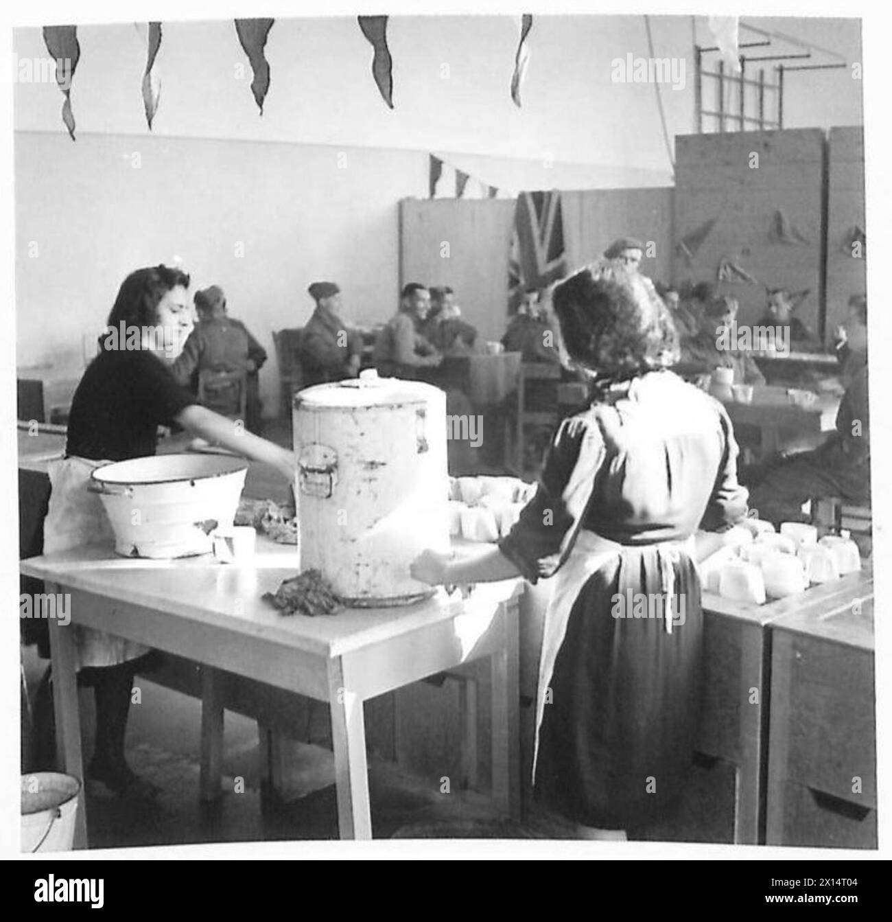 Der Beaver Club, ein ehemaliges faschistisches Hauptquartier, dient als Kantine und Gymnasium für das Personal der britischen Armee mit italienischen Helferinnen. Stockfoto