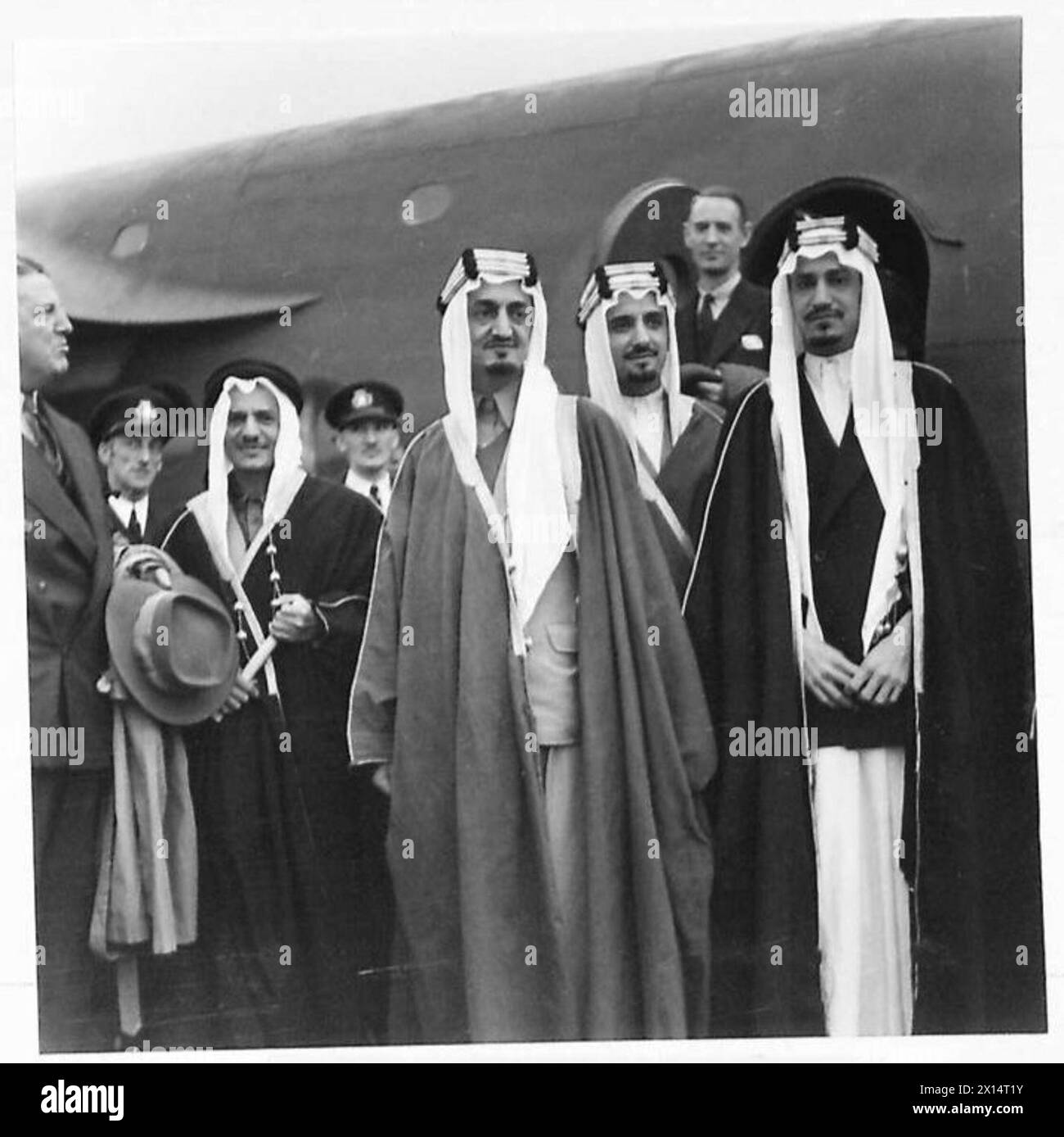 VIER EMIRE FLIEGEN ÜBER ALAMEIN - die Emirs sehen für ihren Flug kaum noch schlechter aus. Hier stehen sie neben dem Flugzeug nach dem Ausstieg Stockfoto