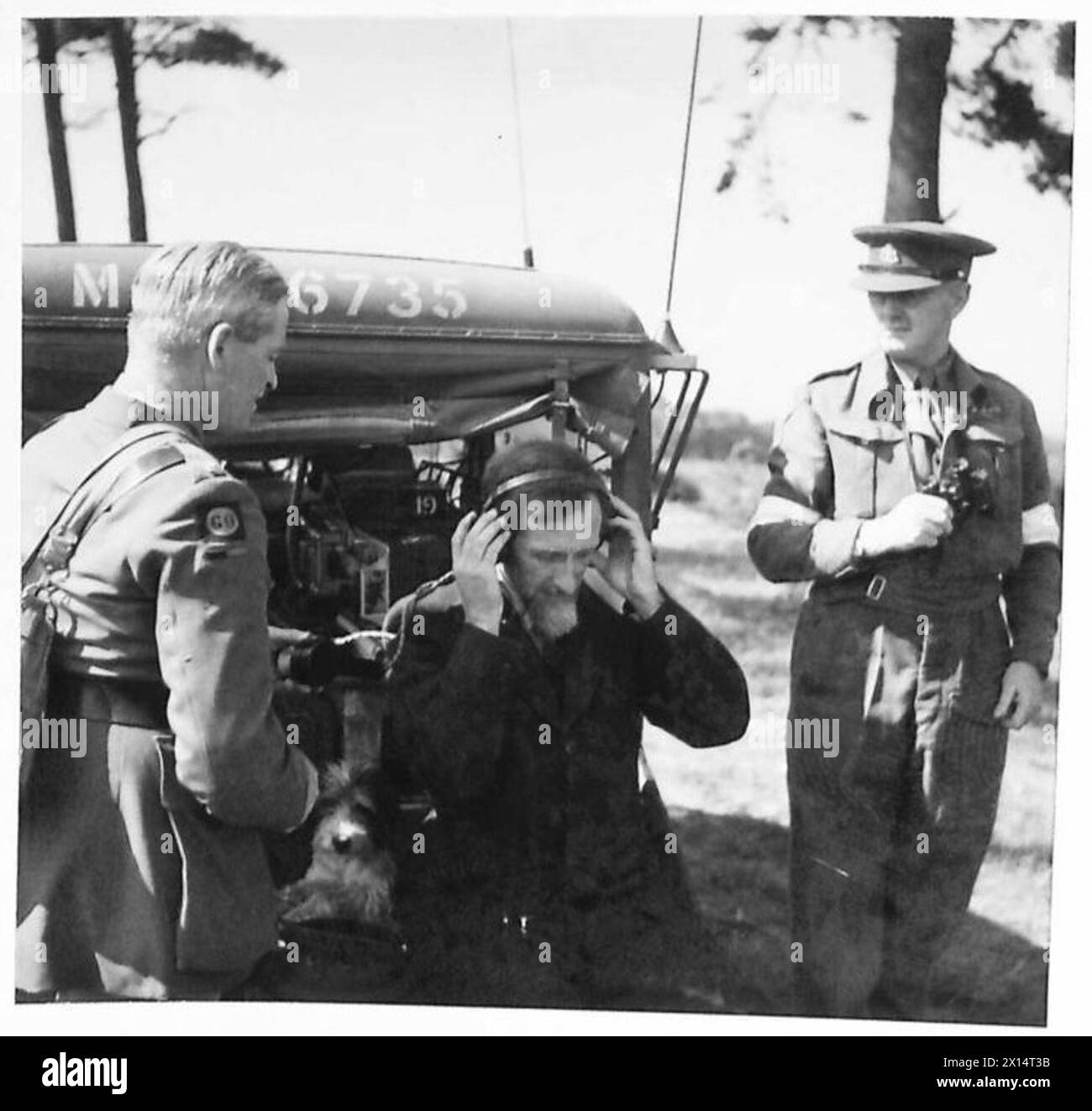 Der isländische Beobachter O. Fredriksson überwacht während einer militärischen Übung in England die Funkkommunikation eines drahtlos ausgestatteten Fahrzeugs. Stockfoto