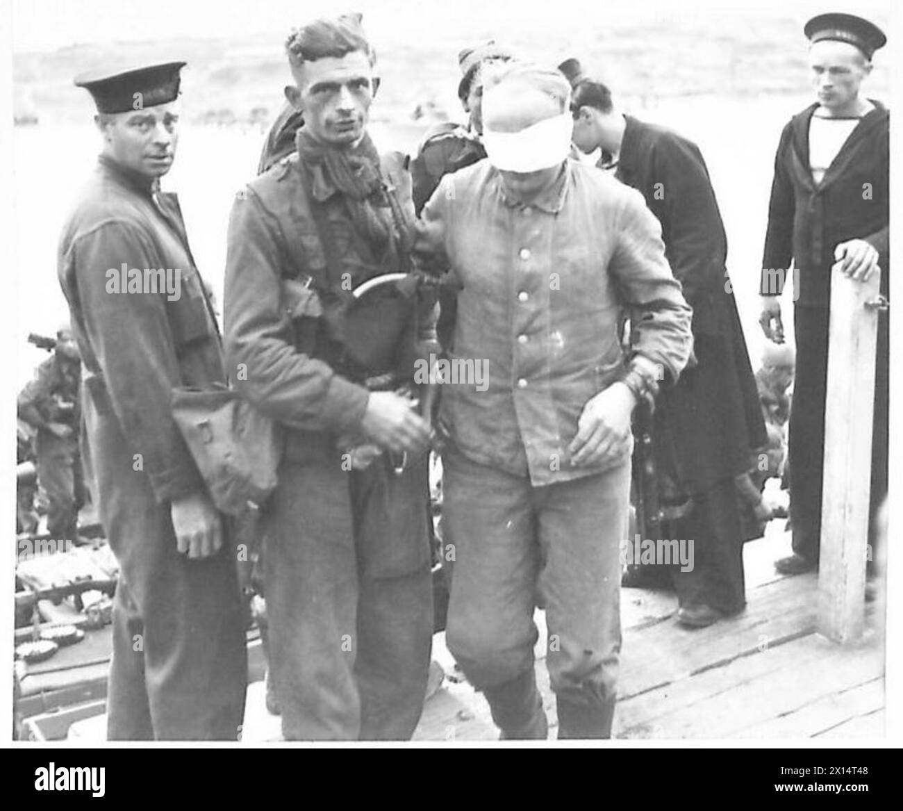 Nach dem Überfall von Dieppe werden deutsche Kriegsgefangene unter Aufsicht der britischen Armee in Newhaven landet. Stockfoto