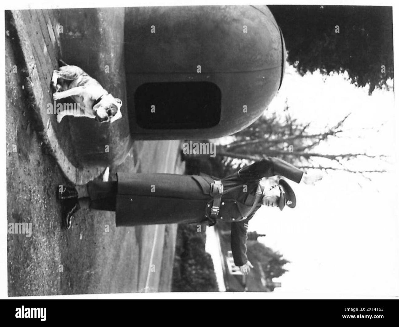 Ein Militärpolizist befindet sich am Eingang eines Iglu-ähnlichen Stahlunterstands, der für den Personenschutz und die Operationen genutzt wird. Stockfoto