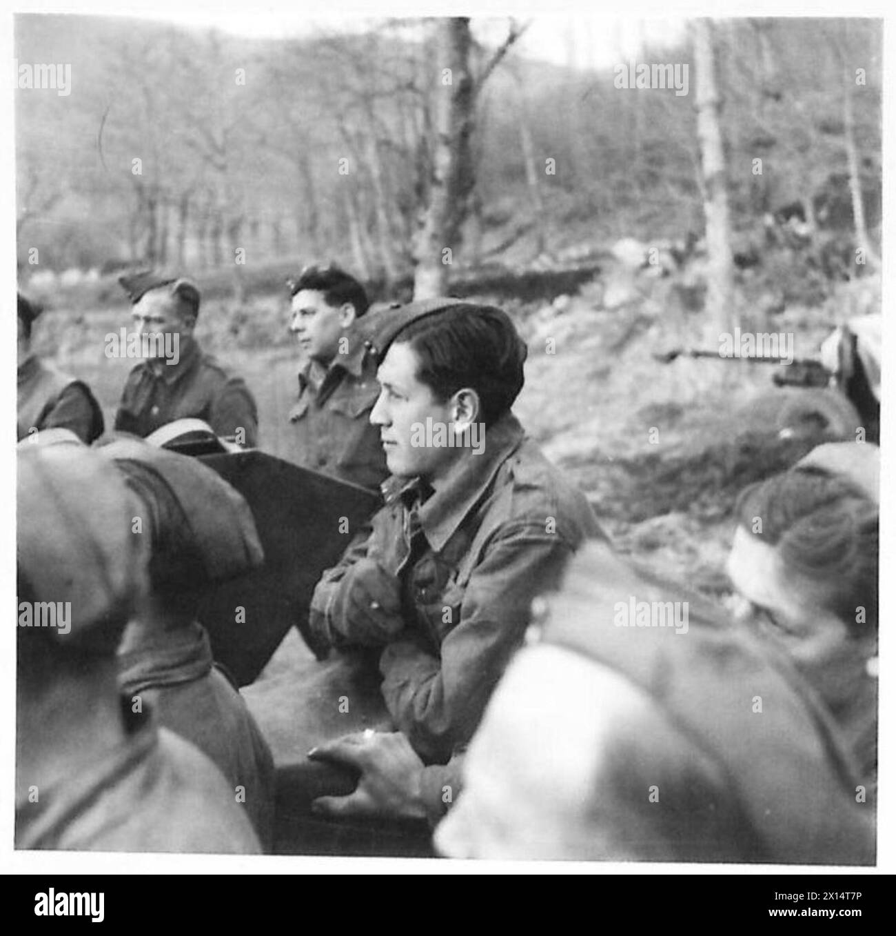 Ein Teil des Publikums in Italien zeigt Interesse während einer Bildungssitzung der britischen Armee. Stockfoto